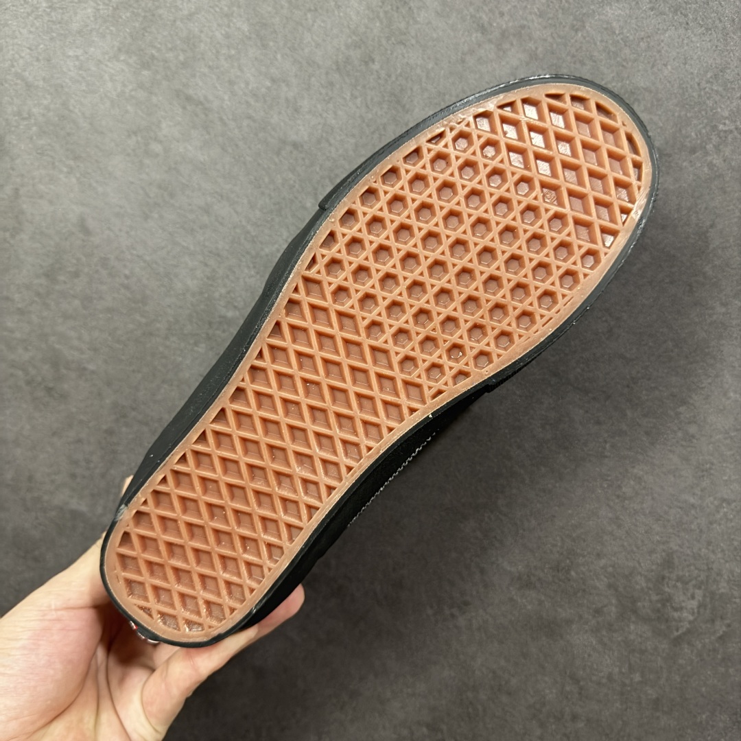 图片[9]-【公司级】万斯 VANS SAFE BRADY 联名款运动板鞋 Rory Milanes/Danny Brady x Vans Skateboarding 2024 签名系列，Vans与职业滑手Danny Brady的联名鞋款是‌Safe Low‌，属于职业签名鞋系列。该鞋款于2024年春季发布，采用环保胶水粘合工艺，鞋身细节保留手工制作痕迹。Safe Low采用低帮设计，蓝黑配色的 Safe Low 全身以蓝色麂皮材质打造，鞋带、鞋舌、内衬、包边均使用黑色作为拼色点缀，鞋身两侧的缝标上写的名称背重新改为了本次合作的鞋款名称 —— Safe Low。 尺码： 35-45含硫化半码 编码： FJB250260-选品中心