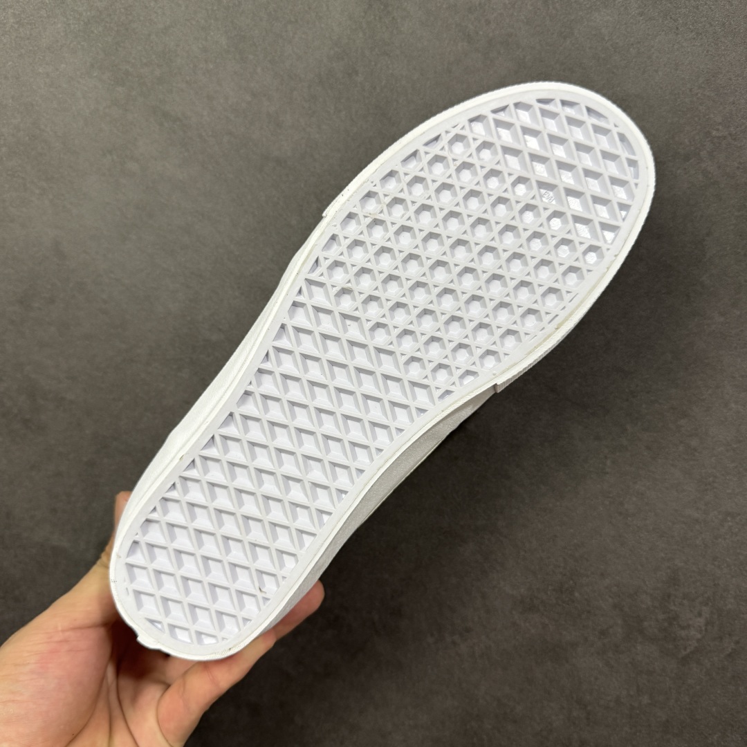 图片[9]-【公司级】万斯 VANS SAFE BRADY 联名款运动板鞋 Rory Milanes/Danny Brady x Vans Skateboarding 2024 签名系列，Vans与职业滑手Danny Brady的联名鞋款是‌Safe Low‌，属于职业签名鞋系列。该鞋款于2024年春季发布，采用环保胶水粘合工艺，鞋身细节保留手工制作痕迹。Safe Low采用低帮设计，蓝黑配色的 Safe Low 全身以蓝色麂皮材质打造，鞋带、鞋舌、内衬、包边均使用黑色作为拼色点缀，鞋身两侧的缝标上写的名称背重新改为了本次合作的鞋款名称 —— Safe Low。 尺码： 35-45含硫化半码 编码： FJB250260-选品中心