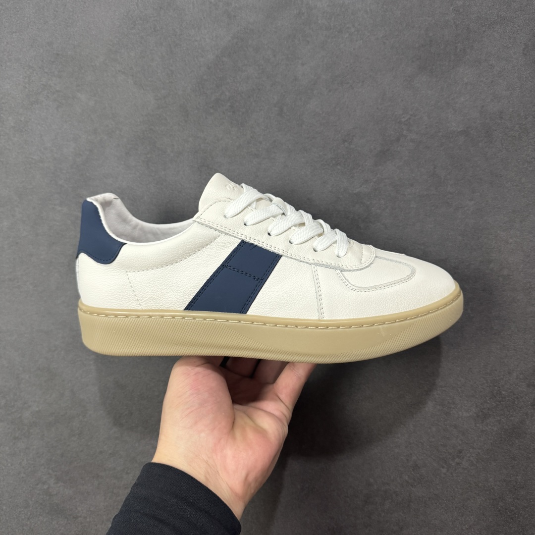 【莞产版本】ECCO爱步休闲鞋秋 25年新款时尚德训鞋 经典百搭板鞋 街头球鞋系列 保留板鞋的经典轮廓，同时融入球鞋的流线型线条 打造运动与街头复古的碰撞感 多元色系融和简约风格，松弛诠释街头意趣 轻松打造百变街头造型 经典鞋头设计 将时尚美学与街头文化完美融合 演绎美式复古潮流 邂逅复古时尚 搭载FLUIFORM™直接注塑科技 一体成型贴合脚部，舒适升级 鞋底采用耐磨抓地的橡胶大底 轻松应对日常行走的磨损考验 缤纷色系 玩转街头 尺码：38 39 40 41 42 43 44（皮鞋码）-选品中心