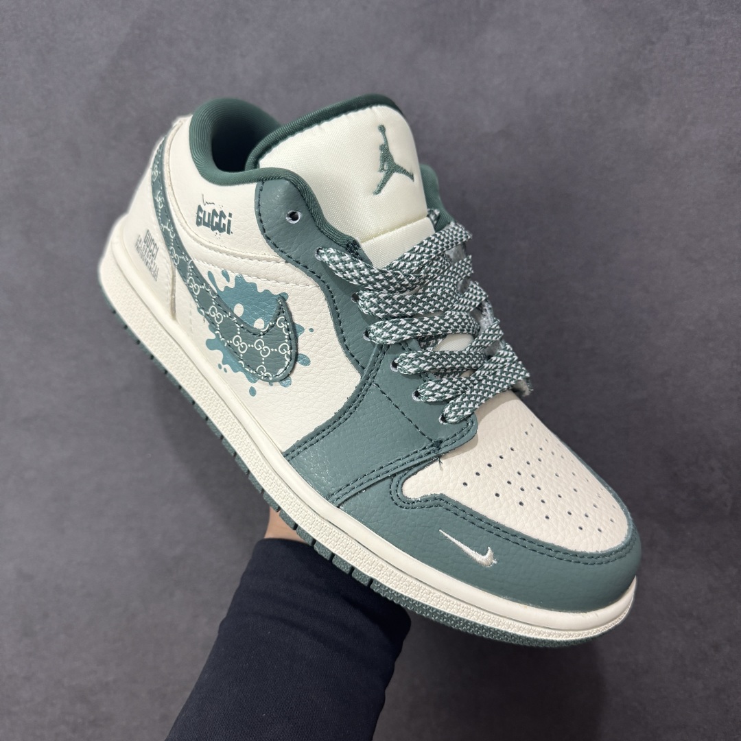 图片[3]-【定制版】Air Jordan 1 x GUCCI 绿白小勾 纯原大厂出品 极力推荐 定制鞋盒 大厂纯原品质出货 超高清洁度 皮料切割干净无任何毛边 细节完美 货号：QD1988-004 尺码： 36 36.5 37.5 38 38.5 39 40 40.5 41 42 42.5 43 44 44.5 45-选品中心