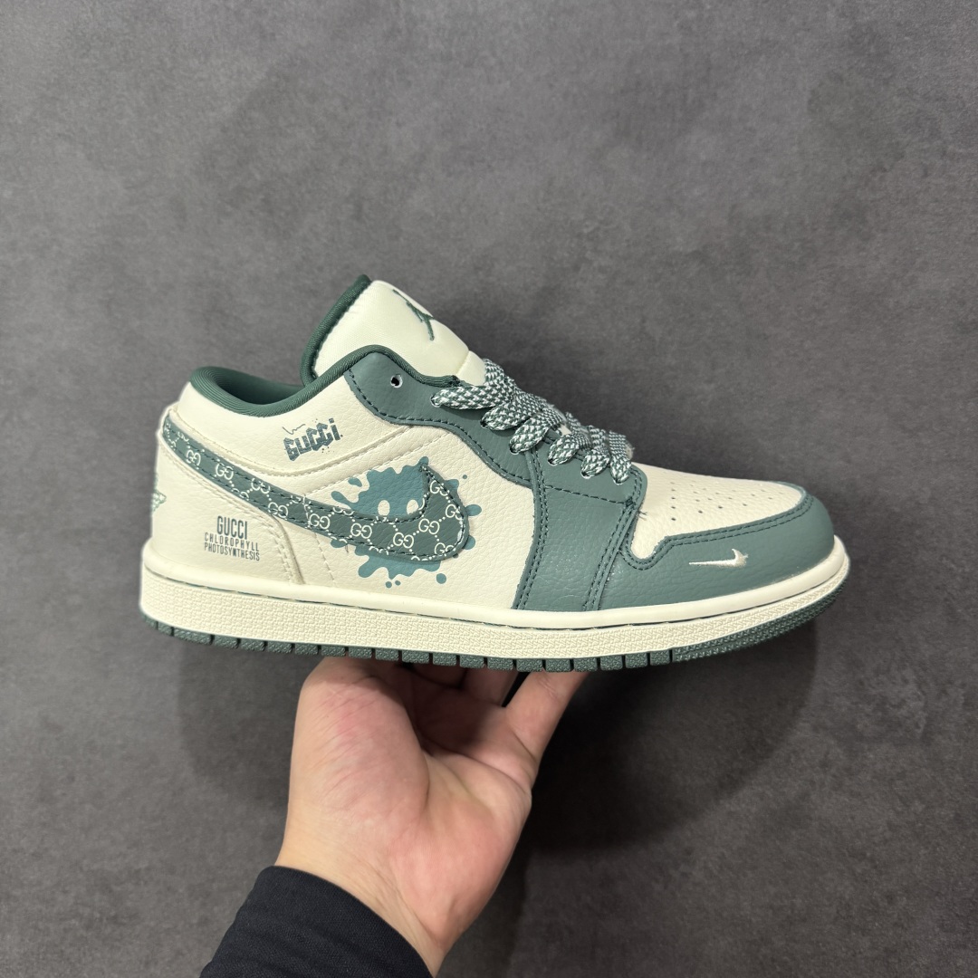 【定制版】Air Jordan 1 x GUCCI 绿白小勾 纯原大厂出品 极力推荐 定制鞋盒 大厂纯原品质出货 超高清洁度 皮料切割干净无任何毛边 细节完美 货号:QD1988-004 尺码: 36 36.5 37.5 38 38.5 39 40 40.5 41 42 42.5 43 44 44.5 45-选品中心