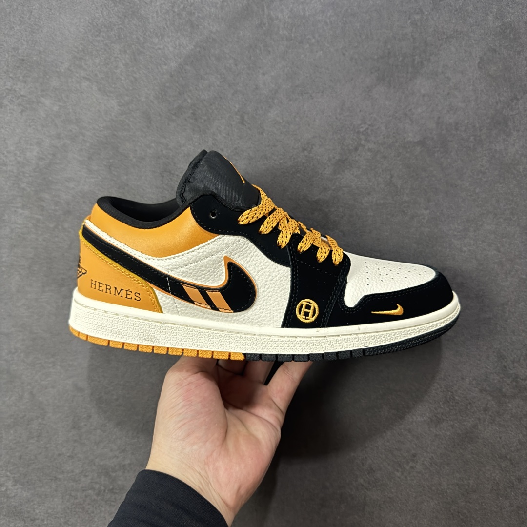 【定制版】Nike Jordan Air Jordan 1 “爱马仕联名——米黑橙” 高端定制 乔丹低帮休闲板鞋 大厂纯原品质出货 纯正版型 定制鞋盒 皮料切割干净无任何毛边 细节完美 超高清洁度 货号：LJ8888-004 尺码：36 36.5 37.5 38 38.5 39 40 40.5 41 42 42.5 43 44 44.5 45 编码：HXSB330340-选品中心
