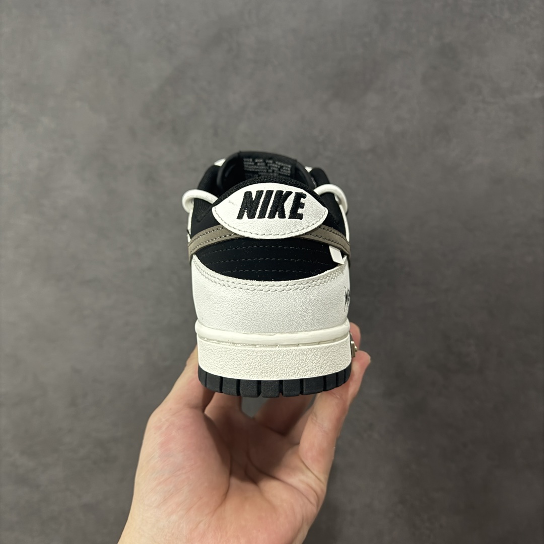 图片[4]-【YC版本】Nike Dunk Low 冰咖少年 当晨光漫过杯沿，咖啡的醇香与冰块的清冽在空气中交融，此款以冰咖少年为灵感，将此刻定格成可穿戴的视觉诗篇。鞋身以象牙白为基底，侧翼冰咖棕勾勒出Swoosh的利落剪影，恰似浓缩咖啡注入时的渐变层次，让整体配色如一杯精心调配的冰拿铁，三分冷感，七分高级。 货号： WG0515-089 尺码： 40 40.5 41 42 42.5 43 44 44.5 45 46 编码：HXSB330340-选品中心