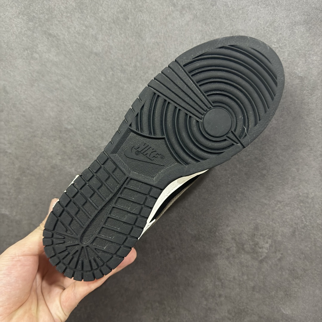 图片[9]-【YC版本】Nike Dunk Low 冰咖少年 当晨光漫过杯沿，咖啡的醇香与冰块的清冽在空气中交融，此款以冰咖少年为灵感，将此刻定格成可穿戴的视觉诗篇。鞋身以象牙白为基底，侧翼冰咖棕勾勒出Swoosh的利落剪影，恰似浓缩咖啡注入时的渐变层次，让整体配色如一杯精心调配的冰拿铁，三分冷感，七分高级。 货号： WG0515-089 尺码： 40 40.5 41 42 42.5 43 44 44.5 45 46 编码：HXSB330340-选品中心