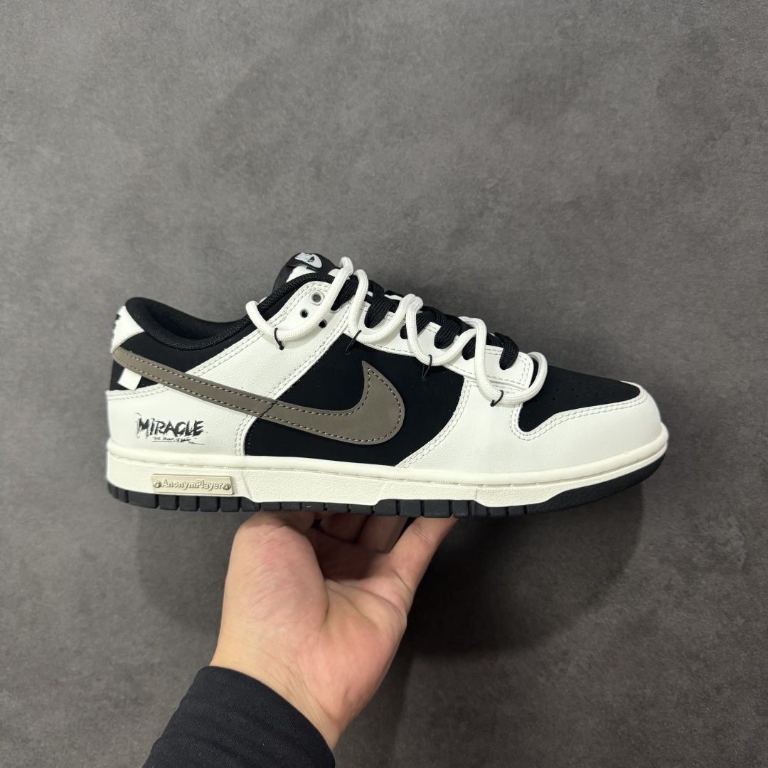 【YC版本】Nike Dunk Low 冰咖少年 当晨光漫过杯沿，咖啡的醇香与冰块的清冽在空气中交融，此款以冰咖少年为灵感，将此刻定格成可穿戴的视觉诗篇。鞋身以象牙白为基底，侧翼冰咖棕勾勒出Swoosh的利落剪影，恰似浓缩咖啡注入时的渐变层次，让整体配色如一杯精心调配的冰拿铁，三分冷感，七分高级。 货号： WG0515-089 尺码： 40 40.5 41 42 42.5 43 44 44.5 45 46 编码：HXSB330340-选品中心