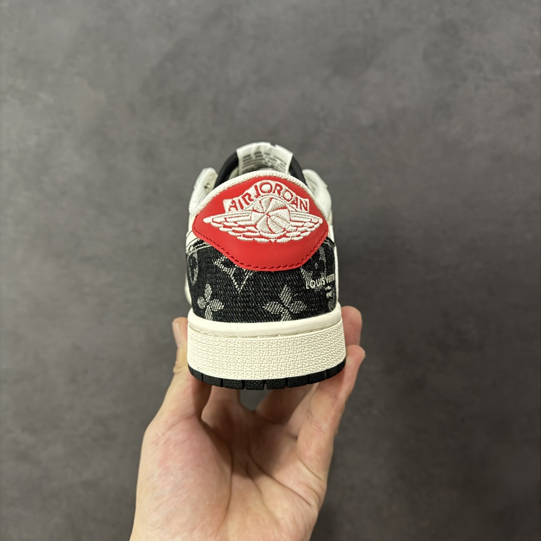 图片[4]-【定制版】Travis Scott x Fragment Design x Air Jordan 1 Low OG SP AJ1 乔1联名 低帮文化休闲板鞋 CX5050-Y28  #多方联名合作融合了Travis Scott 独特的音乐风格，藤原浩个性的设计风格以及Jordan品牌的经典元素 使其成为一双具有独特身份和价值的鞋子 清新而立体的外观加上联名标识更突出了其独特身份 这种配色方案显示出活力和时尚感 在视觉上引人注目 鞋身的质感和细腻的细节处理使其显得高端而格调十足 这款“倒钩”联名是设计与创意完美结合 融合多方的个性风格是一款备受瞩目的潮流鞋款  尺码：36 36.5 37.5 38 38.5 39 40 40.5 41 42 42.5 43 44 44.5 45 编码：HXSB330340-选品中心