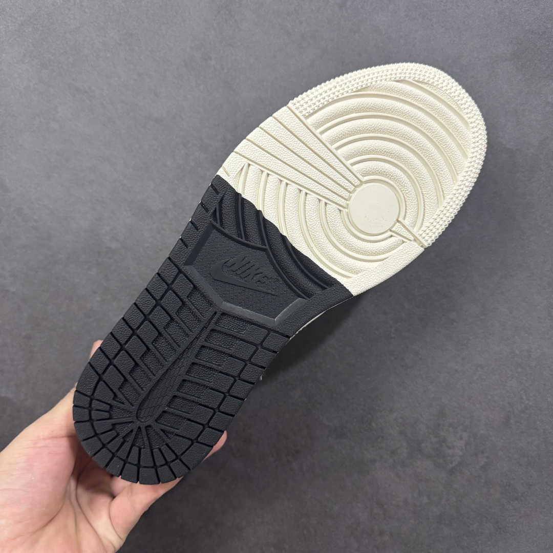 图片[9]-【定制版】Travis Scott x Fragment Design x Air Jordan 1 Low OG SP AJ1 乔1联名 低帮文化休闲板鞋 CX5050-Y28  #多方联名合作融合了Travis Scott 独特的音乐风格，藤原浩个性的设计风格以及Jordan品牌的经典元素 使其成为一双具有独特身份和价值的鞋子 清新而立体的外观加上联名标识更突出了其独特身份 这种配色方案显示出活力和时尚感 在视觉上引人注目 鞋身的质感和细腻的细节处理使其显得高端而格调十足 这款“倒钩”联名是设计与创意完美结合 融合多方的个性风格是一款备受瞩目的潮流鞋款  尺码：36 36.5 37.5 38 38.5 39 40 40.5 41 42 42.5 43 44 44.5 45 编码：HXSB330340-选品中心