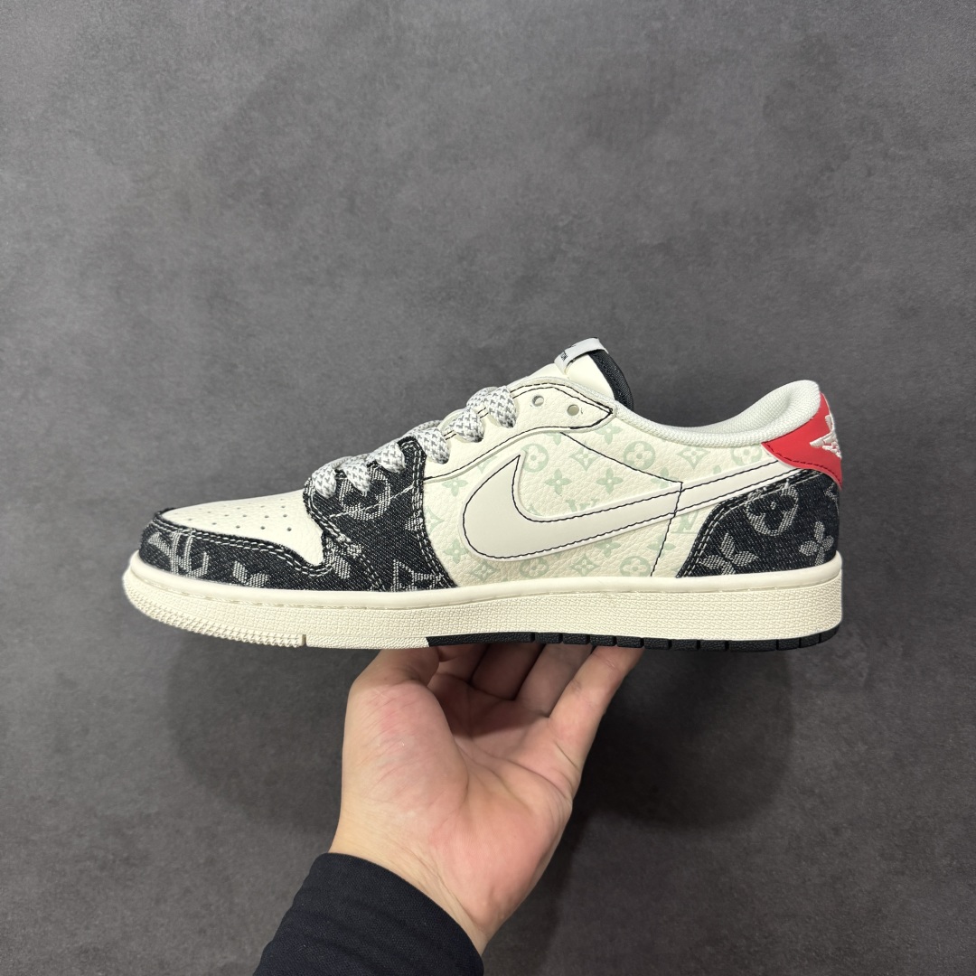 图片[2]-【定制版】Travis Scott x Fragment Design x Air Jordan 1 Low OG SP AJ1 乔1联名 低帮文化休闲板鞋 CX5050-Y28  #多方联名合作融合了Travis Scott 独特的音乐风格，藤原浩个性的设计风格以及Jordan品牌的经典元素 使其成为一双具有独特身份和价值的鞋子 清新而立体的外观加上联名标识更突出了其独特身份 这种配色方案显示出活力和时尚感 在视觉上引人注目 鞋身的质感和细腻的细节处理使其显得高端而格调十足 这款“倒钩”联名是设计与创意完美结合 融合多方的个性风格是一款备受瞩目的潮流鞋款  尺码：36 36.5 37.5 38 38.5 39 40 40.5 41 42 42.5 43 44 44.5 45 编码：HXSB330340-选品中心