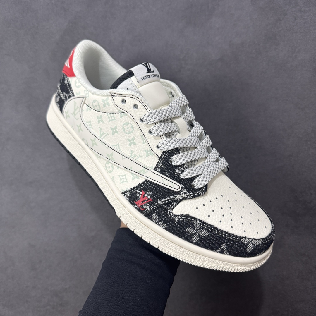 图片[3]-【定制版】Travis Scott x Fragment Design x Air Jordan 1 Low OG SP AJ1 乔1联名 低帮文化休闲板鞋 CX5050-Y28  #多方联名合作融合了Travis Scott 独特的音乐风格，藤原浩个性的设计风格以及Jordan品牌的经典元素 使其成为一双具有独特身份和价值的鞋子 清新而立体的外观加上联名标识更突出了其独特身份 这种配色方案显示出活力和时尚感 在视觉上引人注目 鞋身的质感和细腻的细节处理使其显得高端而格调十足 这款“倒钩”联名是设计与创意完美结合 融合多方的个性风格是一款备受瞩目的潮流鞋款  尺码：36 36.5 37.5 38 38.5 39 40 40.5 41 42 42.5 43 44 44.5 45 编码：HXSB330340-选品中心