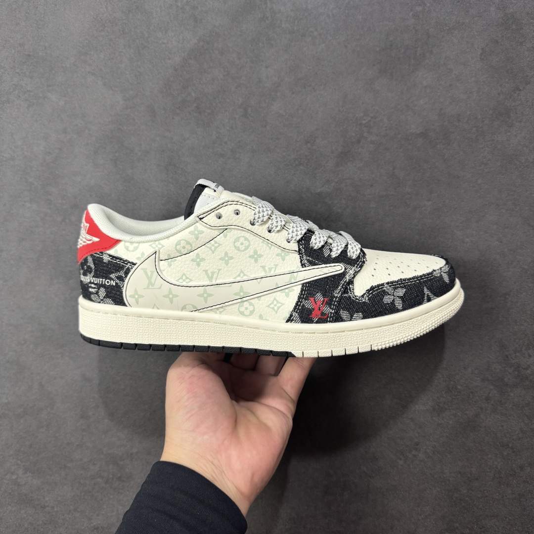 【定制版】Travis Scott x Fragment Design x Air Jordan 1 Low OG SP AJ1 乔1联名 低帮文化休闲板鞋 CX5050-Y28  #多方联名合作融合了Travis Scott 独特的音乐风格,藤原浩个性的设计风格以及Jordan品牌的经典元素 使其成为一双具有独特身份和价值的鞋子 清新而立体的外观加上联名标识更突出了其独特身份 这种配色方案显示出活力和时尚感 在视觉上引人注目 鞋身的质感和细腻的细节处理使其显得高端而格调十足 这款“倒钩”联名是设计与创意完美结合 融合多方的个性风格是一款备受瞩目的潮流鞋款  尺码:36 36.5 37.5 38 38.5 39 40 40.5 41 42 42.5 43 44 44.5 45 编码:HXSB330340-选品中心