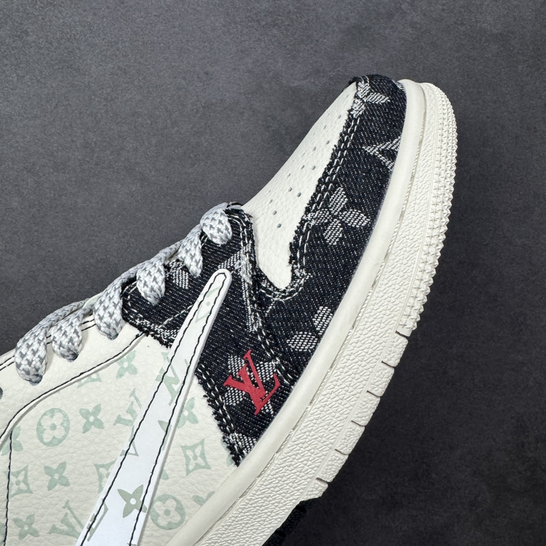 图片[5]-【定制版】Travis Scott x Fragment Design x Air Jordan 1 Low OG SP AJ1 乔1联名 低帮文化休闲板鞋 CX5050-Y28  #多方联名合作融合了Travis Scott 独特的音乐风格，藤原浩个性的设计风格以及Jordan品牌的经典元素 使其成为一双具有独特身份和价值的鞋子 清新而立体的外观加上联名标识更突出了其独特身份 这种配色方案显示出活力和时尚感 在视觉上引人注目 鞋身的质感和细腻的细节处理使其显得高端而格调十足 这款“倒钩”联名是设计与创意完美结合 融合多方的个性风格是一款备受瞩目的潮流鞋款  尺码：36 36.5 37.5 38 38.5 39 40 40.5 41 42 42.5 43 44 44.5 45 编码：HXSB330340-选品中心