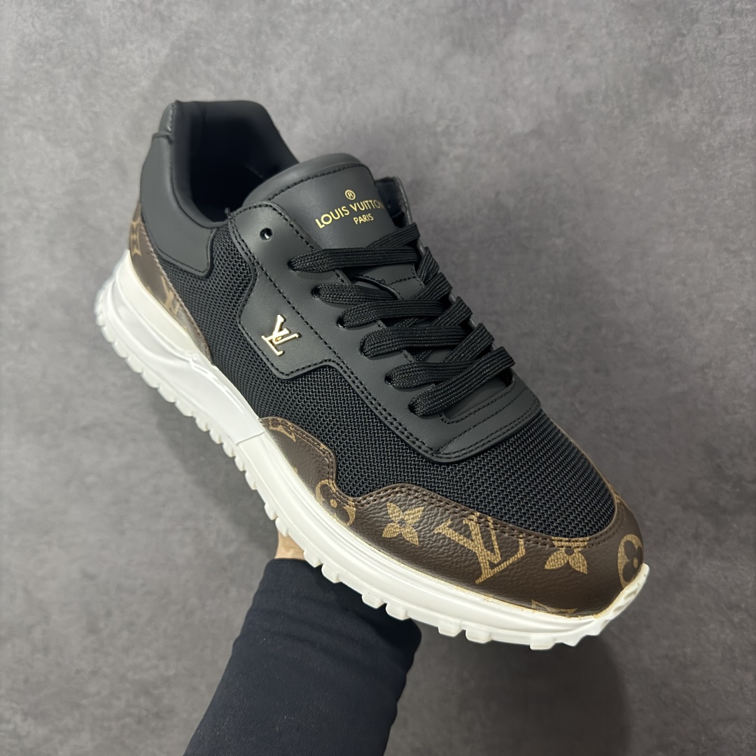 图片[3]-【公司级】LV RUN AWAY 运动鞋，本款 Run Away 运动鞋选用头层牛皮拼透气原版材质，楔形橡胶外底延续跑鞋设计，缀 Monogram 花卉，L v字母标注鞋舌，路易威登巴黎标识点缀后部。搭配品牌标识棉垫脚，网面内里后跟牛皮拼接包裹，上脚舒适透气！ 尺码：35-45 编码：FJB390400-选品中心