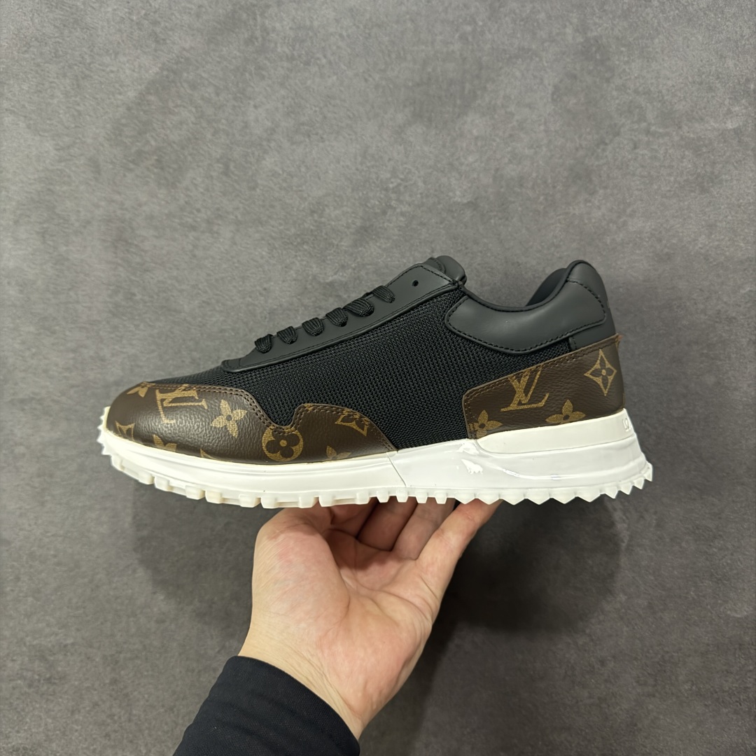 图片[2]-【公司级】LV RUN AWAY 运动鞋，本款 Run Away 运动鞋选用头层牛皮拼透气原版材质，楔形橡胶外底延续跑鞋设计，缀 Monogram 花卉，L v字母标注鞋舌，路易威登巴黎标识点缀后部。搭配品牌标识棉垫脚，网面内里后跟牛皮拼接包裹，上脚舒适透气！ 尺码：35-45 编码：FJB390400-选品中心