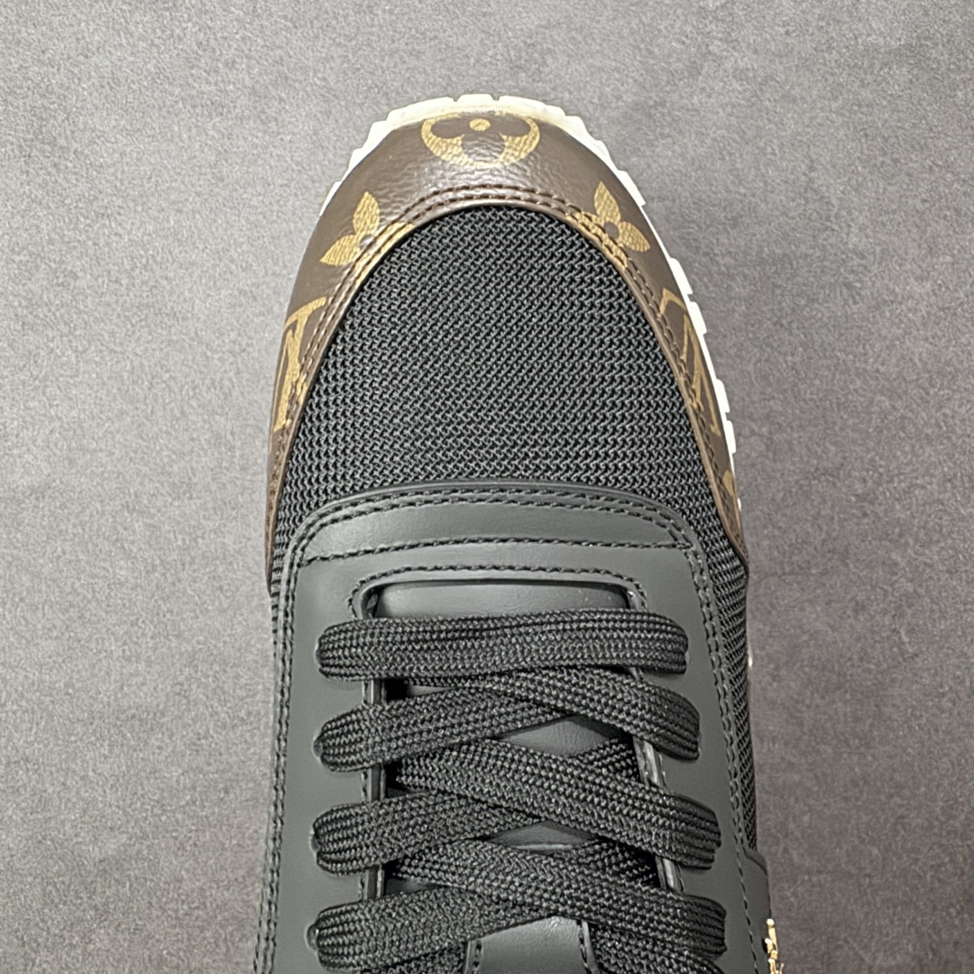 图片[8]-【公司级】LV RUN AWAY 运动鞋，本款 Run Away 运动鞋选用头层牛皮拼透气原版材质，楔形橡胶外底延续跑鞋设计，缀 Monogram 花卉，L v字母标注鞋舌，路易威登巴黎标识点缀后部。搭配品牌标识棉垫脚，网面内里后跟牛皮拼接包裹，上脚舒适透气！ 尺码：35-45 编码：FJB390400-选品中心