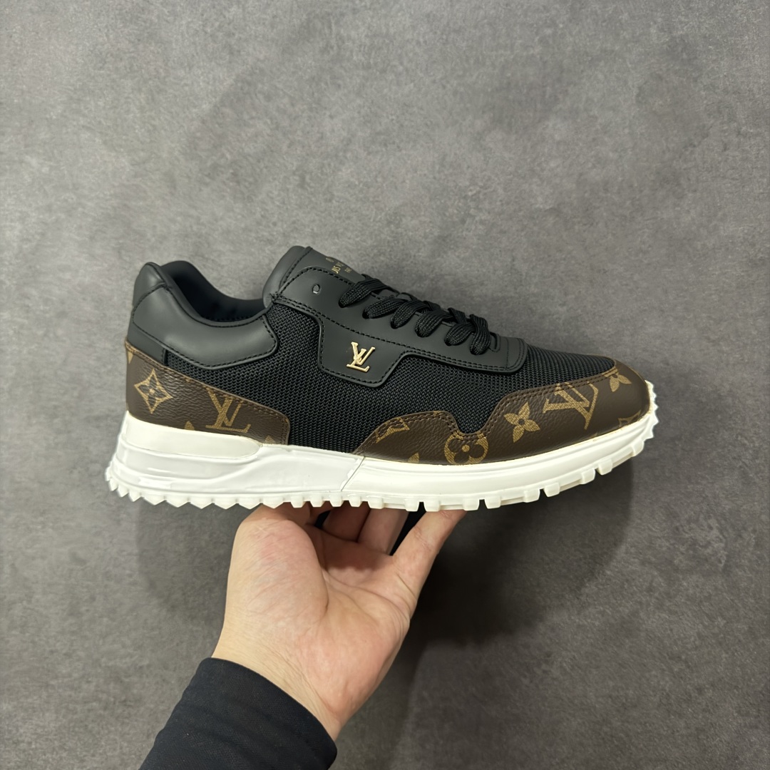 【公司级】LV RUN AWAY 运动鞋,本款 Run Away 运动鞋选用头层牛皮拼透气原版材质,楔形橡胶外底延续跑鞋设计,缀 Monogram 花卉,L v字母标注鞋舌,路易威登巴黎标识点缀后部。搭配品牌标识棉垫脚,网面内里后跟牛皮拼接包裹,上脚舒适透气! 尺码:35-45 编码:FJB390400-选品中心