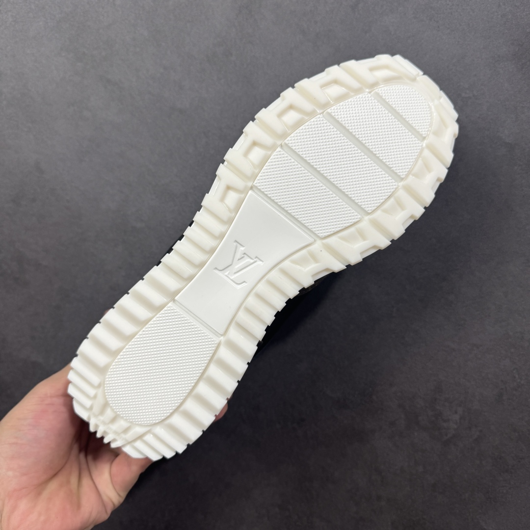 图片[9]-【公司级】LV RUN AWAY 运动鞋，本款 Run Away 运动鞋选用头层牛皮拼透气原版材质，楔形橡胶外底延续跑鞋设计，缀 Monogram 花卉，L v字母标注鞋舌，路易威登巴黎标识点缀后部。搭配品牌标识棉垫脚，网面内里后跟牛皮拼接包裹，上脚舒适透气！ 尺码：35-45 编码：FJB390400-选品中心