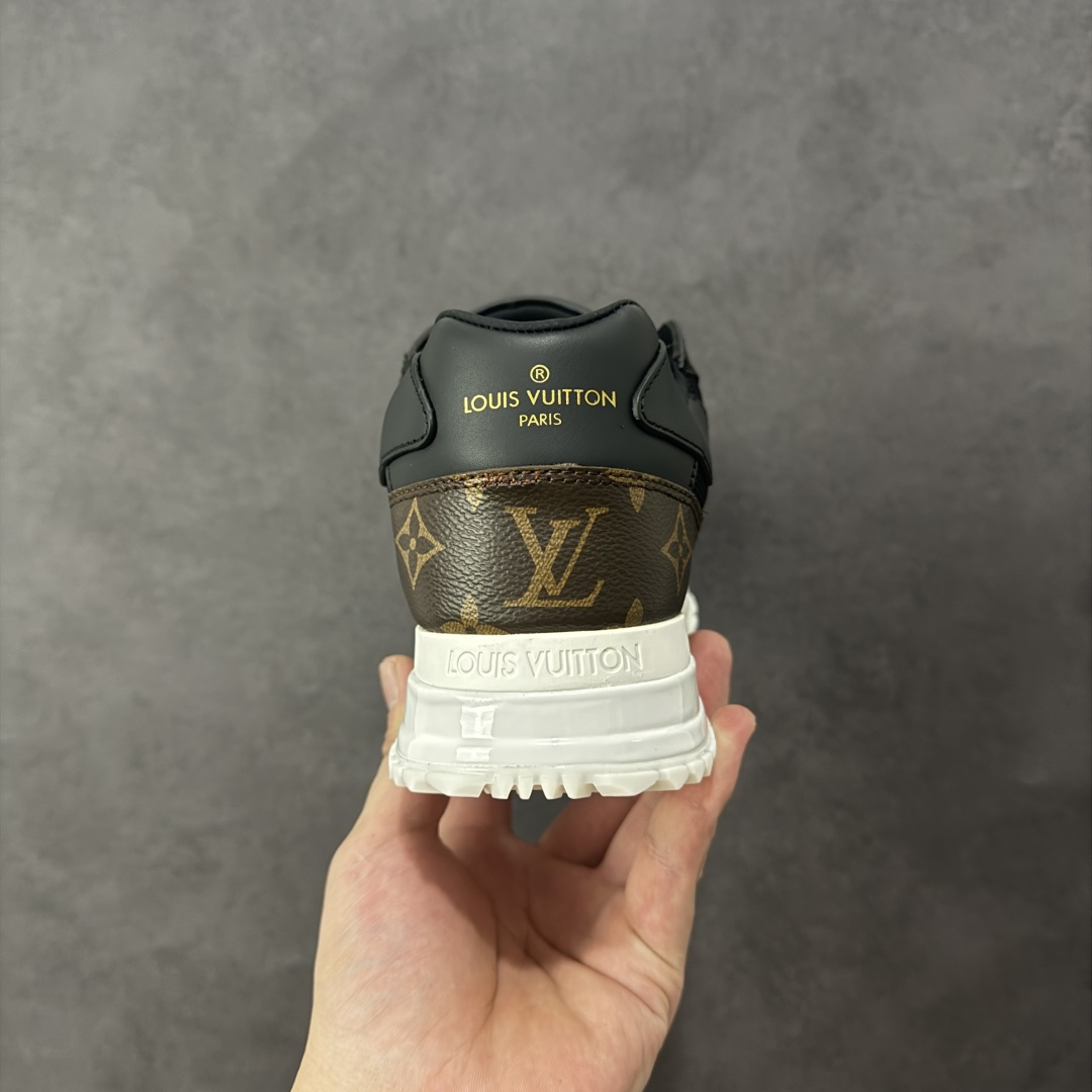 图片[4]-【公司级】LV RUN AWAY 运动鞋，本款 Run Away 运动鞋选用头层牛皮拼透气原版材质，楔形橡胶外底延续跑鞋设计，缀 Monogram 花卉，L v字母标注鞋舌，路易威登巴黎标识点缀后部。搭配品牌标识棉垫脚，网面内里后跟牛皮拼接包裹，上脚舒适透气！ 尺码：35-45 编码：FJB390400-选品中心