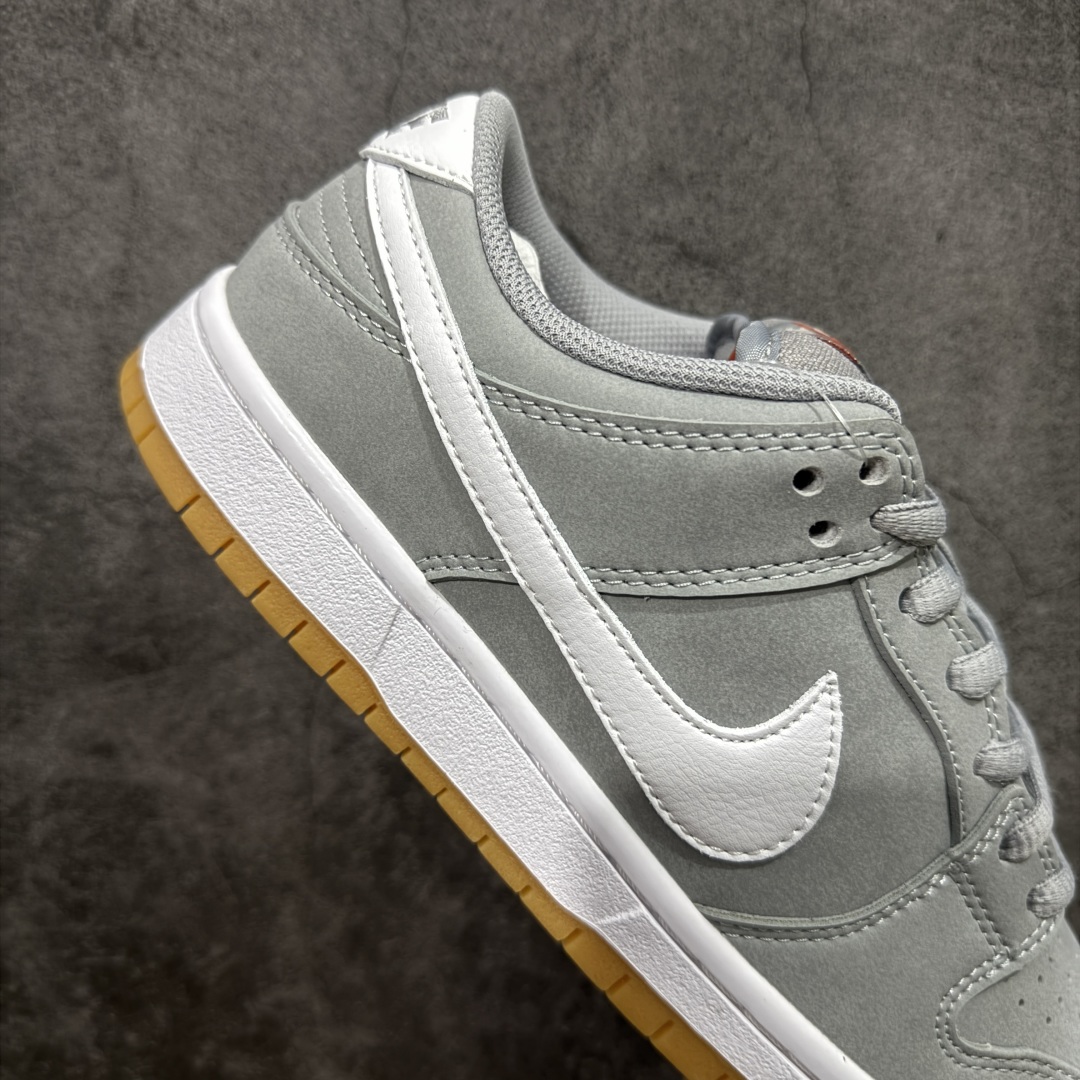 图片[7]-【免修M版】NIKE SB Dunk Low 灰白生胶 DV5464-001 顶级纯原品质 价格合理不杀猪 全鞋身原厂麂皮材质 真材实料 正确版型 完美中底走线整体清洁度高 尺码：36 36.5 37.5 38 38.5 39 40 40.5 41 42 42.5 43 44 44.5 45 46-选品中心