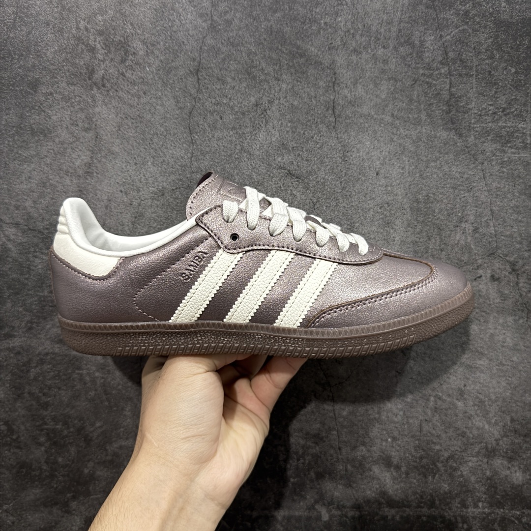 【RS纯原】Adidas Originals Samba OG桑巴舞系列绅士德训足球风百搭低帮休闲运动板鞋 JI4219 市面顶级品质 此版鞋身全部采用进口原厂头层皮 原厂头层 区分市面偷工减料! 这款桑巴鞋展示了高质量的工艺 带有装饰的超锁缝制和无缝的手感 柔软、柔软的皮革造型和标志性的3条纹完成了精致的外观 正规合身鞋带 鞋面上有绒面鞋垫 橡胶鞋底 享受正畸套筒软感 自50年代首次亮相以来就一直在赢得粉丝的青睐 尺码:36 36.5 37.5 38 38.5 39 40 40.5 41 42 42.5 43 44 44.5 45-选品中心