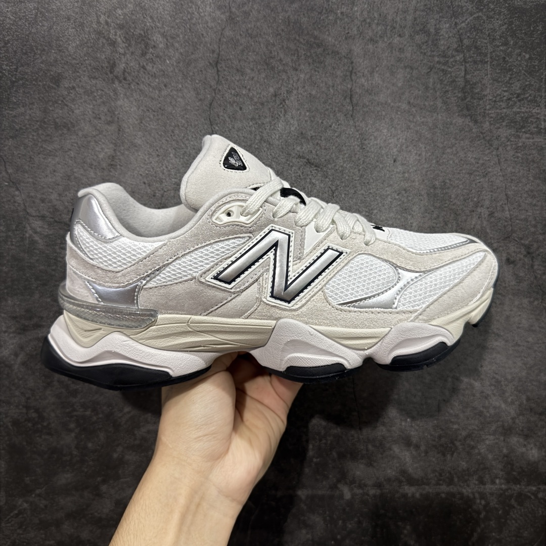 【纯原版】 New Balance NB9060 联名款 复古休闲运动慢跑鞋 灰色 U9060JRB 全套原楦原纸板原厂数据开发 进口三明治网面 原装进口翻毛皮料正确绒感卡色 正确中底拉帮中底网布细节 原厂标裁 带紫光防伪 定制后跟透明水晶模块 冲裁组合 大底贴合程度胶水上色把控完美 整洁度挑战全网艺术家 多道序QC把关品质完善 匠心打造 耗时两个月开发完成 工艺极其复杂难度可想而知 新开独立私模大底 全网唯一正确六层组合大底 高端零售专供产物 尺码:36 37 37.5 38 38.5 39 40 40.5 41 42 42.5 43 44 45 46.5-选品中心