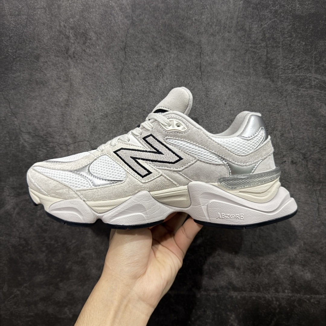 图片[2]-【纯原版】 New Balance NB9060 联名款 复古休闲运动慢跑鞋 灰色 U9060JRB 全套原楦原纸板原厂数据开发 进口三明治网面 原装进口翻毛皮料正确绒感卡色 正确中底拉帮中底网布细节 原厂标裁 带紫光防伪 定制后跟透明水晶模块 冲裁组合 大底贴合程度胶水上色把控完美 整洁度挑战全网艺术家 多道序QC把关品质完善 匠心打造 耗时两个月开发完成 工艺极其复杂难度可想而知 新开独立私模大底 全网唯一正确六层组合大底 高端零售专供产物 尺码：36 37 37.5 38 38.5 39 40 40.5 41 42 42.5 43 44 45 46.5-选品中心