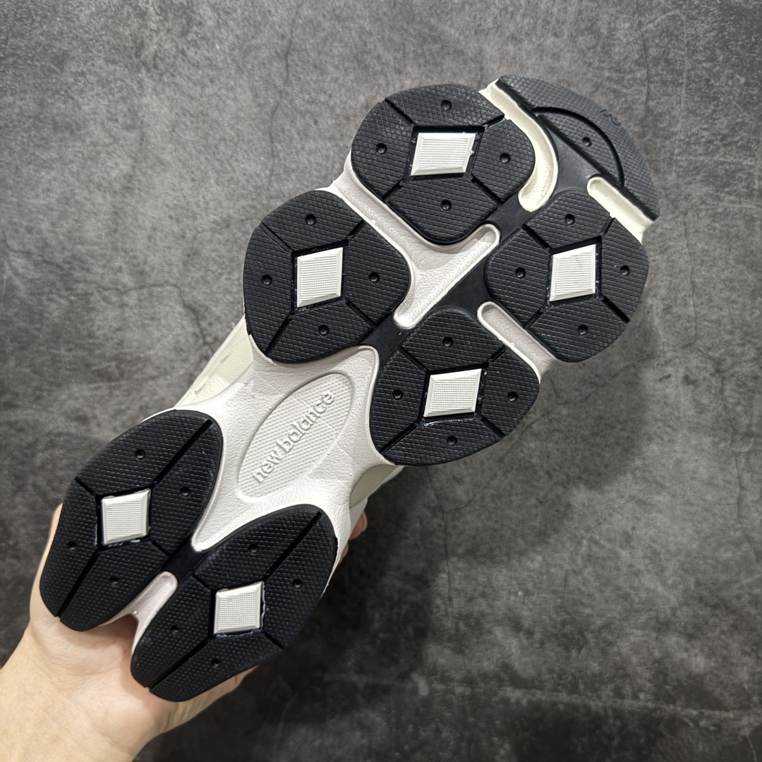 图片[9]-【纯原版】 New Balance NB9060 联名款 复古休闲运动慢跑鞋 灰色 U9060JRB 全套原楦原纸板原厂数据开发 进口三明治网面 原装进口翻毛皮料正确绒感卡色 正确中底拉帮中底网布细节 原厂标裁 带紫光防伪 定制后跟透明水晶模块 冲裁组合 大底贴合程度胶水上色把控完美 整洁度挑战全网艺术家 多道序QC把关品质完善 匠心打造 耗时两个月开发完成 工艺极其复杂难度可想而知 新开独立私模大底 全网唯一正确六层组合大底 高端零售专供产物 尺码：36 37 37.5 38 38.5 39 40 40.5 41 42 42.5 43 44 45 46.5-选品中心