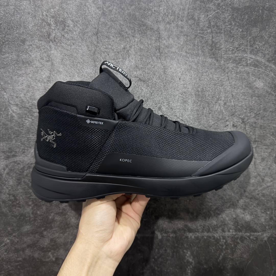 【莞产纯原版】始祖鸟ArcTeryx Kopec GTX M Mid 覆盖透气男越野跑鞋 中帮 正确后跟刺绣 完美细节版型 官方同步上架 适合技术路线单日徒步穿着 aeriosflgtx鞋受到长途野外跑步鞋的启发 适合在变化的地形上进行快速轻快的徒步旅行穿着，舒适而有支撑性，使您充满信心。该设计与脚部融为一体，可最大限度地减少摩擦，gore-tex保护膜网砂，采用gore隐形适体(invisiblefit)技术，更轻薄舒适。敏捷、稳定和技术路线上的自信源于vibram® megagrip外底、压缩eva内底以及一体的tpu。重量约：275g技术特点透气轻量耐磨鞋子鞋外底结构vibram®megagripM橡胶化合材料耐用柔软鞋子结构tpu鞋头可防磨损压缩eva泡沫内底以及一体的tpu铁芯提高了灵活性和稳定性，使您充满信心鞋子衬垫结构4mm厚ortholiteM3d模制插片材料gore-tex薄膜tpu高耐磨保护膜cordura® MX 尺码：36-45 编码： FJB390400-选品中心