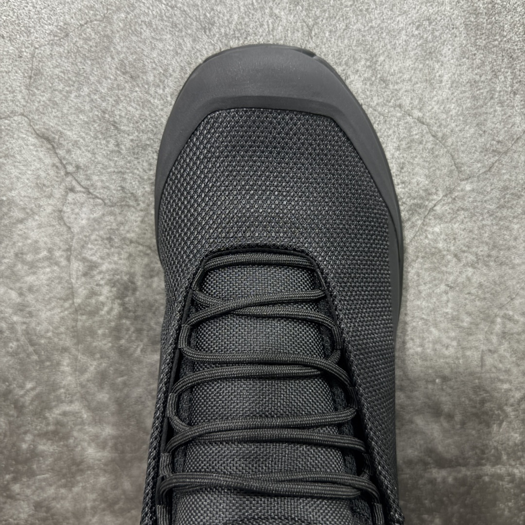 图片[5]-【莞产纯原版】始祖鸟ArcTeryx Kopec GTX M Mid 覆盖透气男越野跑鞋 中帮 正确后跟刺绣 完美细节版型 官方同步上架 适合技术路线单日徒步穿着 aeriosflgtx鞋受到长途野外跑步鞋的启发 适合在变化的地形上进行快速轻快的徒步旅行穿着，舒适而有支撑性，使您充满信心。该设计与脚部融为一体，可最大限度地减少摩擦，gore-tex保护膜网砂，采用gore隐形适体(invisiblefit)技术，更轻薄舒适。敏捷、稳定和技术路线上的自信源于vibram® megagrip外底、压缩eva内底以及一体的tpu。重量约：275g技术特点透气轻量耐磨鞋子鞋外底结构vibram®megagripM橡胶化合材料耐用柔软鞋子结构tpu鞋头可防磨损压缩eva泡沫内底以及一体的tpu铁芯提高了灵活性和稳定性，使您充满信心鞋子衬垫结构4mm厚ortholiteM3d模制插片材料gore-tex薄膜tpu高耐磨保护膜cordura® MX 尺码：36-45 编码： FJB390400-选品中心