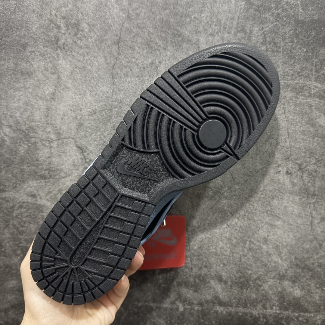 图片[9]-【Top纯原 】Supreme x Nk Dunk SB Dunk Low 舒适 防滑耐磨低帮板鞋 男女同款 蓝黑色 HQ8487-400 独家原厂航空铝磨具打磨大底 鞋头坡度极致还原 原盒原配 圈内天花板工艺 原厂冲刀 超高清洁度 全鞋零毛边皮料切割 全套原楦原模倾力打造完美版型 采用原厂百宏鞋带以及原厂百宏织唛舌标 内标可供原厂几率过验 原厂中底布黄色点胶 原厂中底布拉帮走线遵循公司‼️ 尺码：40 40.5 41 42 42.5 43 44 44.5 45 46 47.5-选品中心