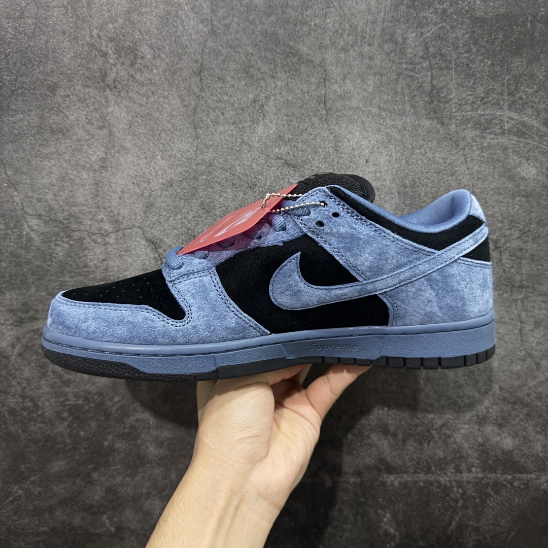 图片[2]-【Top纯原 】Supreme x Nk Dunk SB Dunk Low 舒适 防滑耐磨低帮板鞋 男女同款 蓝黑色 HQ8487-400 独家原厂航空铝磨具打磨大底 鞋头坡度极致还原 原盒原配 圈内天花板工艺 原厂冲刀 超高清洁度 全鞋零毛边皮料切割 全套原楦原模倾力打造完美版型 采用原厂百宏鞋带以及原厂百宏织唛舌标 内标可供原厂几率过验 原厂中底布黄色点胶 原厂中底布拉帮走线遵循公司‼️ 尺码：40 40.5 41 42 42.5 43 44 44.5 45 46 47.5-选品中心