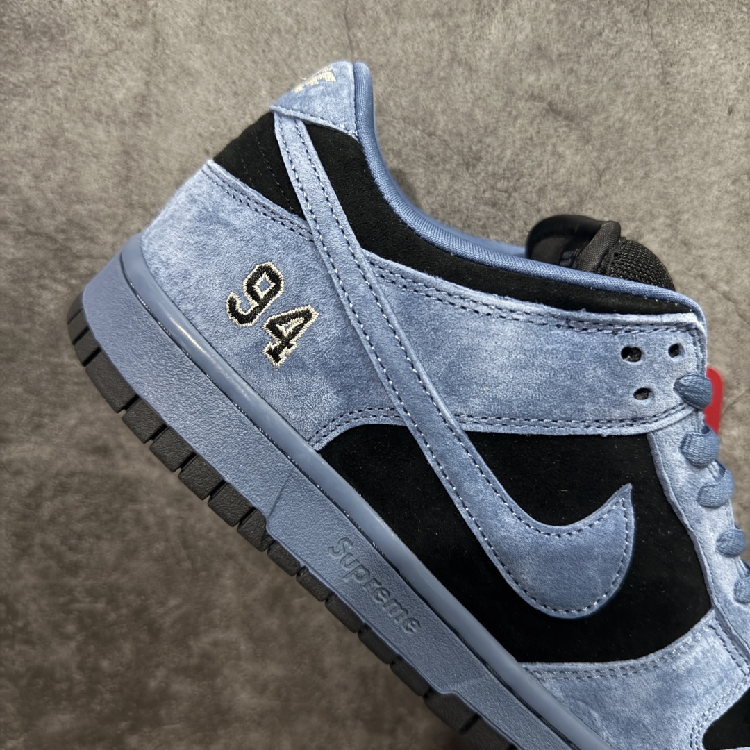图片[7]-【Top纯原 】Supreme x Nk Dunk SB Dunk Low 舒适 防滑耐磨低帮板鞋 男女同款 蓝黑色 HQ8487-400 独家原厂航空铝磨具打磨大底 鞋头坡度极致还原 原盒原配 圈内天花板工艺 原厂冲刀 超高清洁度 全鞋零毛边皮料切割 全套原楦原模倾力打造完美版型 采用原厂百宏鞋带以及原厂百宏织唛舌标 内标可供原厂几率过验 原厂中底布黄色点胶 原厂中底布拉帮走线遵循公司‼️ 尺码：40 40.5 41 42 42.5 43 44 44.5 45 46 47.5-选品中心