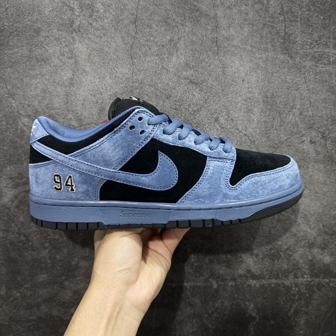 【Top纯原 】Supreme x Nk Dunk SB Dunk Low 舒适 防滑耐磨低帮板鞋 男女同款 蓝黑色 HQ8487-400 独家原厂航空铝磨具打磨大底 鞋头坡度极致还原 原盒原配 圈内天花板工艺 原厂冲刀 超高清洁度 全鞋零毛边皮料切割 全套原楦原模倾力打造完美版型 采用原厂百宏鞋带以及原厂百宏织唛舌标 内标可供原厂几率过验 原厂中底布黄色点胶 原厂中底布拉帮走线遵循公司‼️ 尺码:40 40.5 41 42 42.5 43 44 44.5 45 46 47.5-选品中心