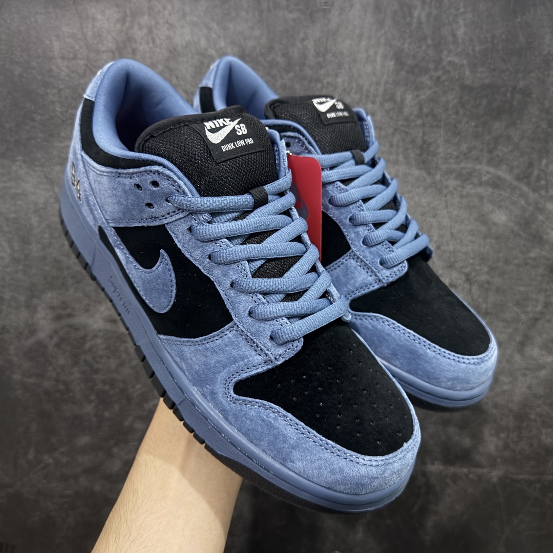【Top纯原 】Supreme x Nk Dunk SB Dunk Low 舒适 防滑耐磨低帮板鞋 男女同款 蓝黑色 HQ8487-400 独家原厂航空铝磨具打磨大底 鞋头坡度极致还原 原盒原配 圈内天花板工艺 原厂冲刀 超高清洁度 全鞋零毛边皮料切割 全套原楦原模倾力打造完美版型 采用原厂百宏鞋带以及原厂百宏织唛舌标 内标可供原厂几率过验 原厂中底布黄色点胶 原厂中底布拉帮走线遵循公司‼️ 尺码:40 40.5 41 42 42.5 43 44 44.5 45 46 47.5-选品中心