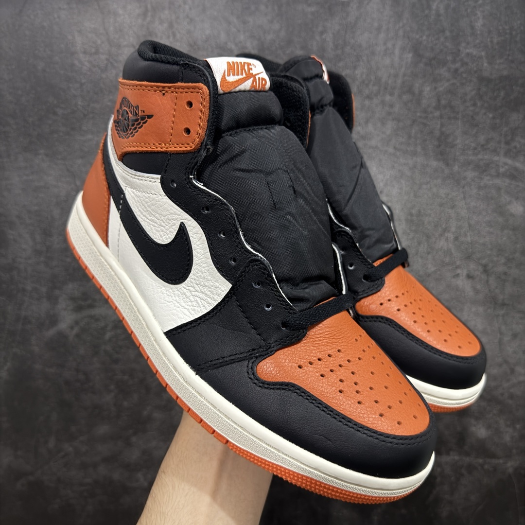 【原厂版】Air Jordan 1 High OG “Shattered Backboard” 2025年复刻 扣碎篮板 DZ5485-008 高端零售特供批次 产品品控稳定性领先行业 各方面均可对飙LJR版 一切细节材料对比原版 SZ原厂全套原楦原纸板冲刀磨具开发 原厂皮料加持 原厂港宝加持定型后跟R度完美 同源原厂电绣 飞翼针数密度立体效果一致 百分百一致原鞋 原厂拉帮工艺 针距密度一致 后跟弧度收口自然不对折 极致一眼正品既视感 进口玻璃冲刀皮料裁剪零毛边 全鞋电脑针车工艺 品控清洁度最高QC检验标准 免检产品 原厂订购鞋盒、鞋标、防尘纸、鞋撑、鞋带 追求极致的原厂味道 尺码:40 40.5 41 42 42.5 43 44 44.5 45 46 47.5-选品中心