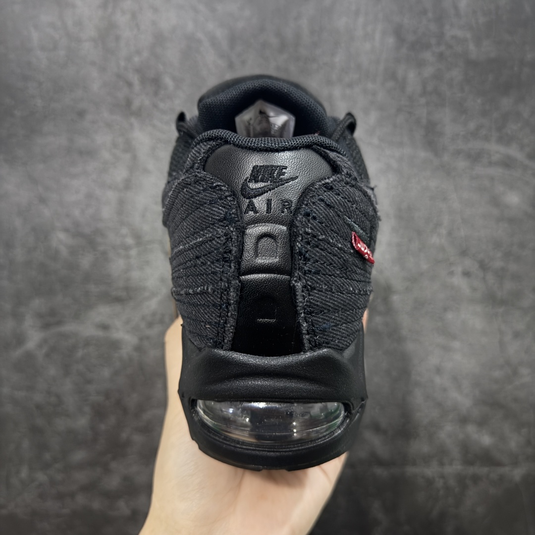 图片[4]-【PE版本】NK Air Max 95 SP 复古减震气垫跑鞋 HM4743-001 经典重温 鞋款设计灵感源于人体构造 中底设计基于人体的脊柱构造 是整体设计的核心 尼龙孔眼代表了肋骨 而分层式面板和网眼象征着肌肉纤维和肉体组织 Air Max 95采用了两个独立的吹塑成型的Air-Sole单元 并首次在前掌使用可视化气垫设计 Swoosh logo夜当作一个 点符号放在了鞋子的后帮位置 20年的发展让 AIR MAX 95有了不同的故事 20年后再度面向世人的时候 焕然一新的面貌 让人有了另外一种清新脱俗的感觉 尺码：40 40.5 41 42 42.5 43 44 44.5 45 46 47.5-选品中心