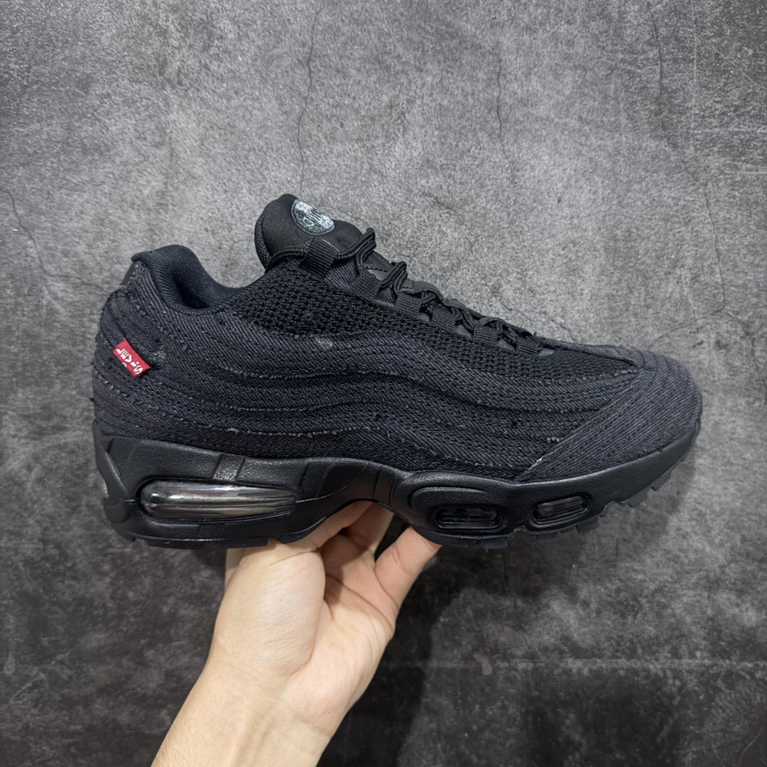 【PE版本】NK Air Max 95 SP 复古减震气垫跑鞋 HM4743-001 经典重温 鞋款设计灵感源于人体构造 中底设计基于人体的脊柱构造 是整体设计的核心 尼龙孔眼代表了肋骨 而分层式面板和网眼象征着肌肉纤维和肉体组织 Air Max 95采用了两个独立的吹塑成型的Air-Sole单元 并首次在前掌使用可视化气垫设计 Swoosh logo夜当作一个 点符号放在了鞋子的后帮位置 20年的发展让 AIR MAX 95有了不同的故事 20年后再度面向世人的时候 焕然一新的面貌 让人有了另外一种清新脱俗的感觉 尺码:40 40.5 41 42 42.5 43 44 44.5 45 46 47.5-选品中心