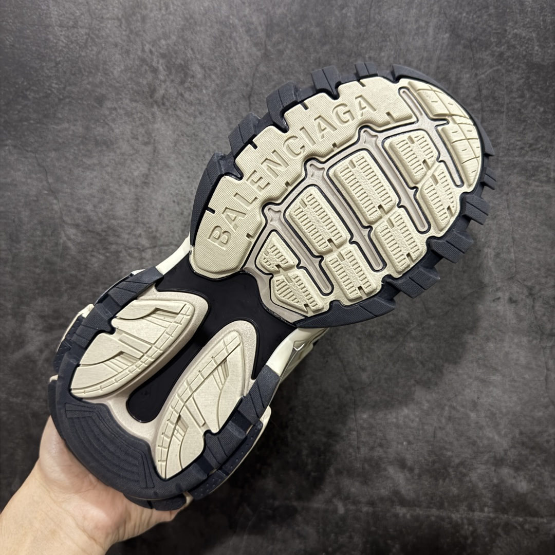 图片[9]-【Good纯原福利】Balenciaga Ttrack 2.0 巴黎世家4代轨道 复古老爹鞋 原市场5-600的货 顶级大厂出品 份量十足 售前售后保障到底 可退换 工厂白菜价清库存 价格相当给力 强推💪🏻 #全套原纸板楦头开发 #原盒原配 正确字体电绣 粗细、位置、大小正确 侧边TPU 透气孔匹配意产原版 #正确气垫分离大底 TPU软底 #原版一致大底LOGO 立体感十足 #原厂皮料水洗做旧 原厂纱网 外底正面压印BB标识 由176块饰片拼接而成的铰接式鞋面 侧面配金属质感网眼布 内面配有额外金属光泽饰件 包含1副鞋带和1副备用鞋带 后帮配有拉环鞋提 动态鞋底设计 为双脚带来后续的助力 尺码：35 36 37 38 39 40 41 42 43 44 45-选品中心