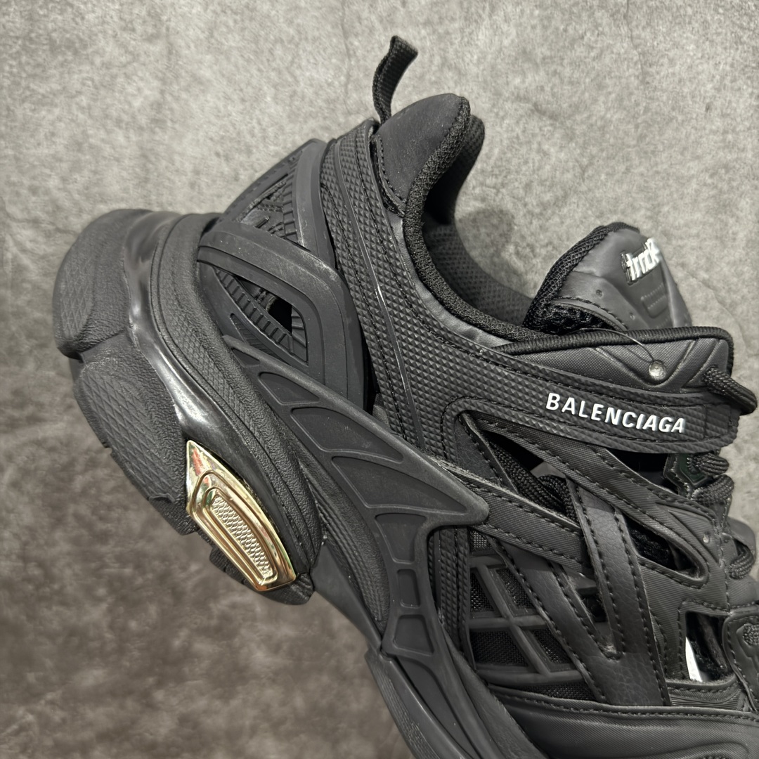 图片[7]-【Good纯原福利】Balenciaga Ttrack 2.0 巴黎世家4代轨道 复古老爹鞋 原市场5-600的货 顶级大厂出品 份量十足 售前售后保障到底 可退换 工厂白菜价清库存 价格相当给力 强推💪🏻 #全套原纸板楦头开发 #原盒原配 正确字体电绣 粗细、位置、大小正确 侧边TPU 透气孔匹配意产原版 #正确气垫分离大底 TPU软底 #原版一致大底LOGO 立体感十足 #原厂皮料水洗做旧 原厂纱网 外底正面压印BB标识 由176块饰片拼接而成的铰接式鞋面 侧面配金属质感网眼布 内面配有额外金属光泽饰件 包含1副鞋带和1副备用鞋带 后帮配有拉环鞋提 动态鞋底设计 为双脚带来后续的助力 尺码：35 36 37 38 39 40 41 42 43 44 45-选品中心