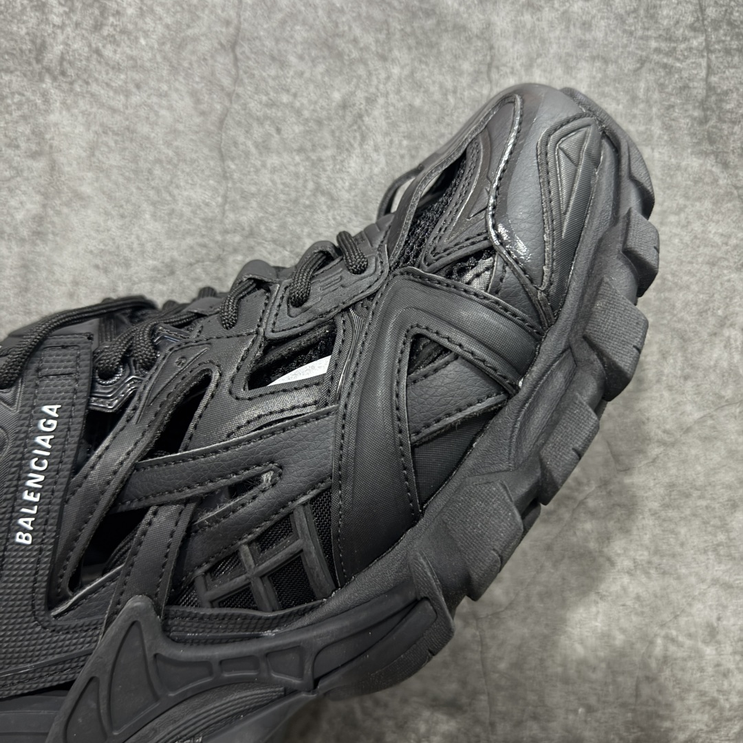 图片[6]-【Good纯原福利】Balenciaga Ttrack 2.0 巴黎世家4代轨道 复古老爹鞋 原市场5-600的货 顶级大厂出品 份量十足 售前售后保障到底 可退换 工厂白菜价清库存 价格相当给力 强推💪🏻 #全套原纸板楦头开发 #原盒原配 正确字体电绣 粗细、位置、大小正确 侧边TPU 透气孔匹配意产原版 #正确气垫分离大底 TPU软底 #原版一致大底LOGO 立体感十足 #原厂皮料水洗做旧 原厂纱网 外底正面压印BB标识 由176块饰片拼接而成的铰接式鞋面 侧面配金属质感网眼布 内面配有额外金属光泽饰件 包含1副鞋带和1副备用鞋带 后帮配有拉环鞋提 动态鞋底设计 为双脚带来后续的助力 尺码：35 36 37 38 39 40 41 42 43 44 45-选品中心