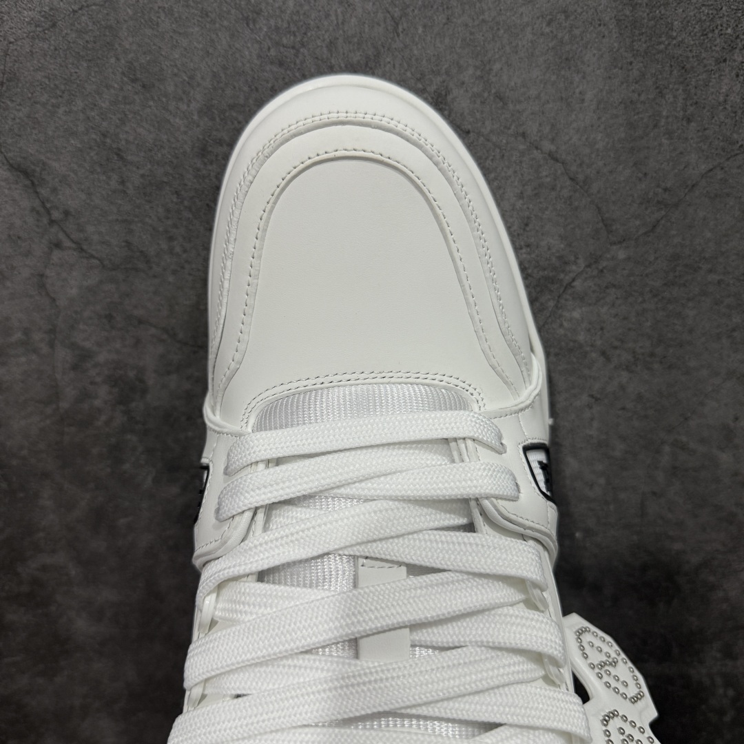 图片[5]-【HS纯原礼盒版福利】 LV Trainer系列高奢运动鞋 Nigo联名黑色 新款芯片顶级 潮人必备单品 同步ZP官网空胶工艺 鞋舌、挂饰均镶嵌NFC芯片感应装置 正确胶片断点式设计 中底正确还原原版油印字母比例 1：1原楦格板、楦头、刀磨全新升级！ 独家订制顶级压纹麂皮 原版开模TPU大底 质感原版一致 垫脚聚米微料加透气英伦网布 披靡市场任何版本！细节完美呈现！ 代购指定版本 全新升级最新双盒包装 扫码秒进官网！ 全套包装配件同比原版 尺码： 35-46-选品中心