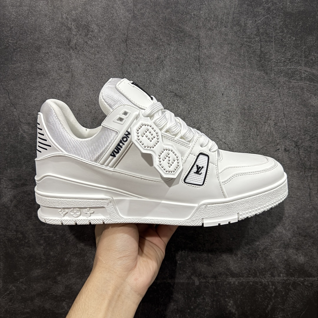 【HS纯原礼盒版福利】 LV Trainer系列高奢运动鞋 Nigo联名黑色 新款芯片顶级 潮人必备单品 同步ZP官网空胶工艺 鞋舌、挂饰均镶嵌NFC芯片感应装置 正确胶片断点式设计 中底正确还原原版油印字母比例 1：1原楦格板、楦头、刀磨全新升级！ 独家订制顶级压纹麂皮 原版开模TPU大底 质感原版一致 垫脚聚米微料加透气英伦网布 披靡市场任何版本！细节完美呈现！ 代购指定版本 全新升级最新双盒包装 扫码秒进官网！ 全套包装配件同比原版 尺码： 35-46-选品中心