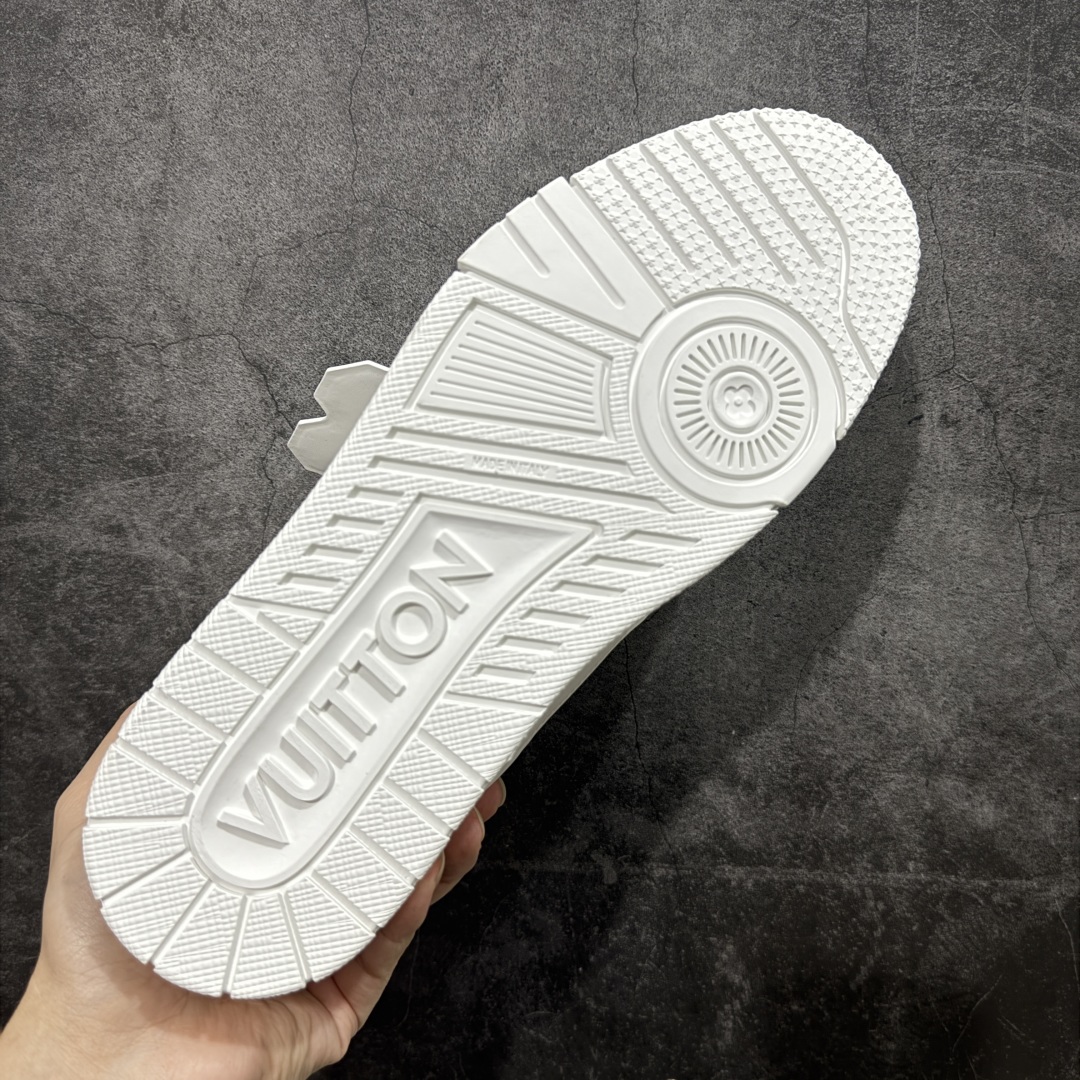 图片[9]-【HS纯原礼盒版福利】 LV Trainer系列高奢运动鞋 Nigo联名黑色 新款芯片顶级 潮人必备单品 同步ZP官网空胶工艺 鞋舌、挂饰均镶嵌NFC芯片感应装置 正确胶片断点式设计 中底正确还原原版油印字母比例 1：1原楦格板、楦头、刀磨全新升级！ 独家订制顶级压纹麂皮 原版开模TPU大底 质感原版一致 垫脚聚米微料加透气英伦网布 披靡市场任何版本！细节完美呈现！ 代购指定版本 全新升级最新双盒包装 扫码秒进官网！ 全套包装配件同比原版 尺码： 35-46-选品中心