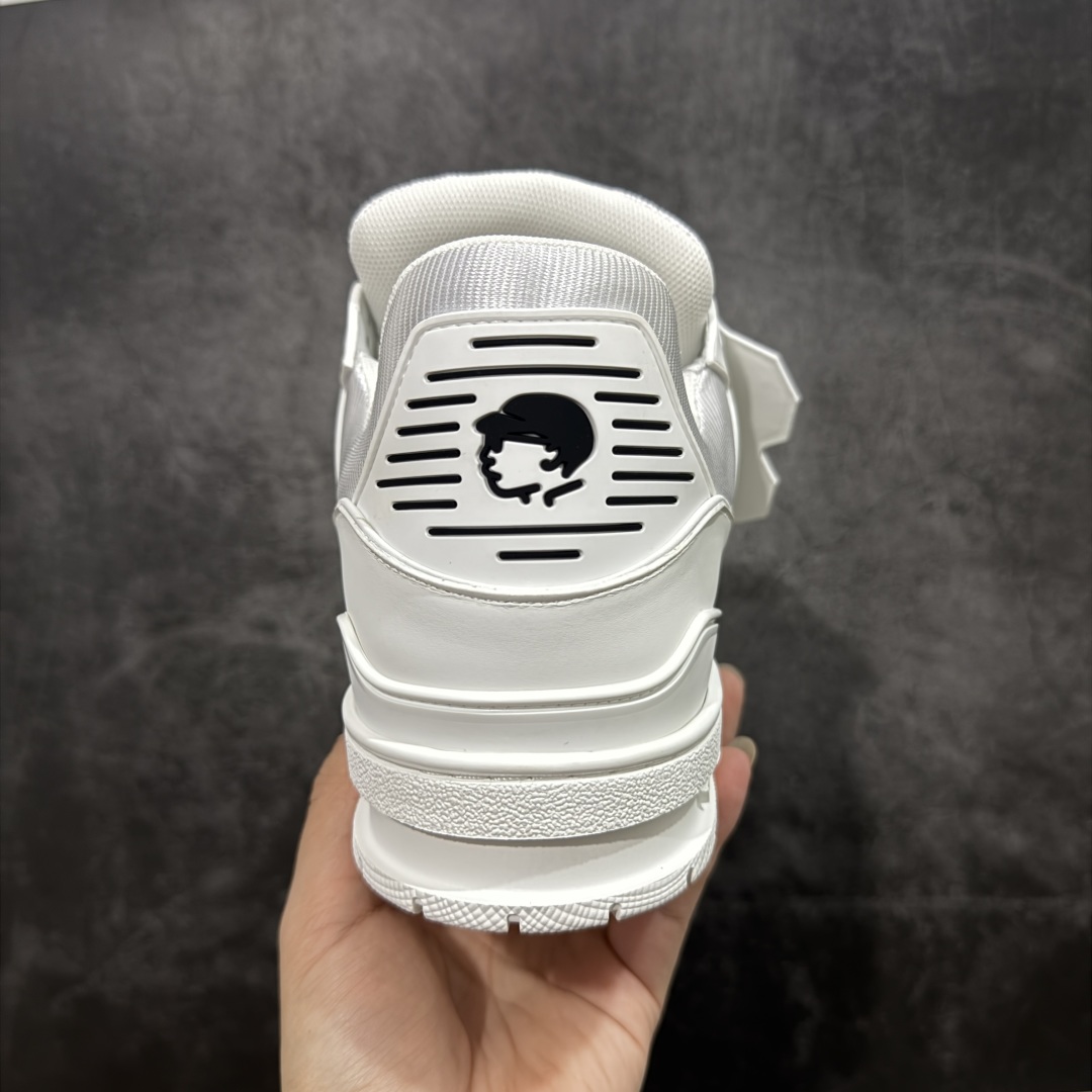 图片[4]-【HS纯原礼盒版福利】 LV Trainer系列高奢运动鞋 Nigo联名黑色 新款芯片顶级 潮人必备单品 同步ZP官网空胶工艺 鞋舌、挂饰均镶嵌NFC芯片感应装置 正确胶片断点式设计 中底正确还原原版油印字母比例 1：1原楦格板、楦头、刀磨全新升级！ 独家订制顶级压纹麂皮 原版开模TPU大底 质感原版一致 垫脚聚米微料加透气英伦网布 披靡市场任何版本！细节完美呈现！ 代购指定版本 全新升级最新双盒包装 扫码秒进官网！ 全套包装配件同比原版 尺码： 35-46-选品中心