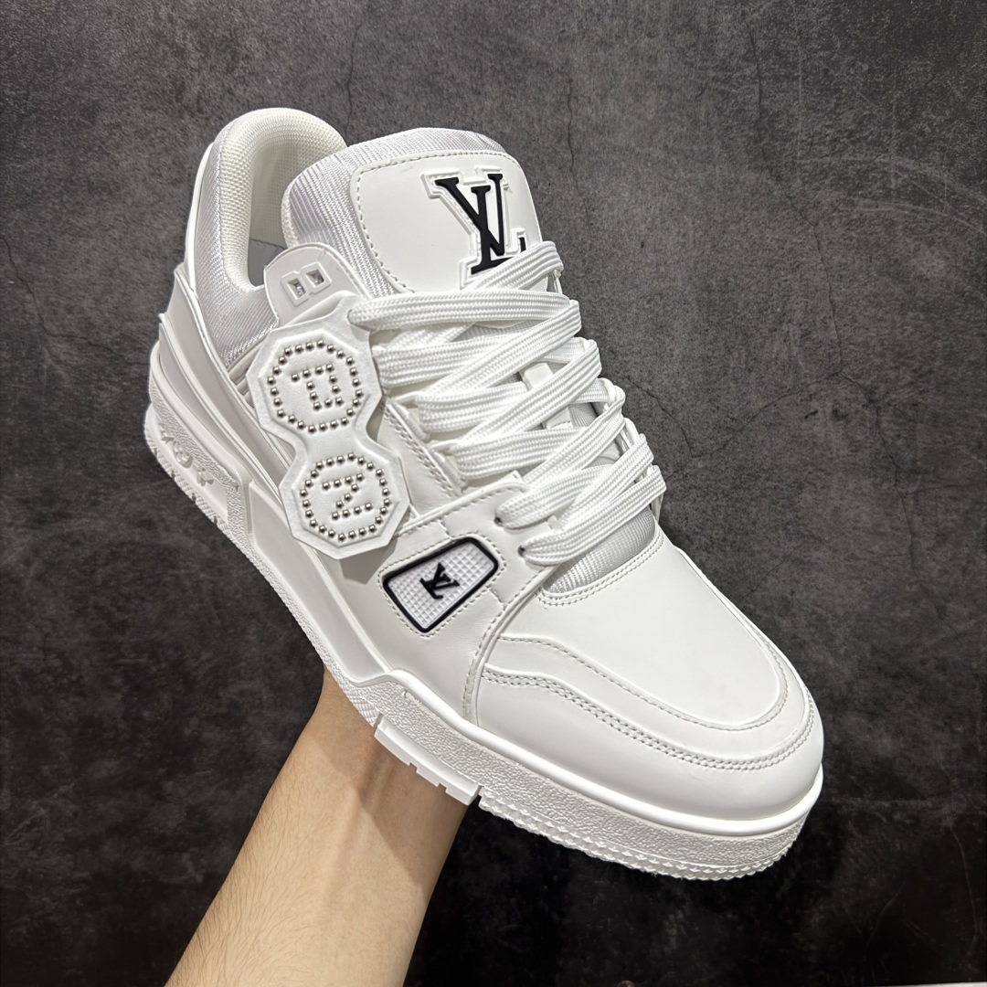 图片[3]-【HS纯原礼盒版福利】 LV Trainer系列高奢运动鞋 Nigo联名黑色 新款芯片顶级 潮人必备单品 同步ZP官网空胶工艺 鞋舌、挂饰均镶嵌NFC芯片感应装置 正确胶片断点式设计 中底正确还原原版油印字母比例 1：1原楦格板、楦头、刀磨全新升级！ 独家订制顶级压纹麂皮 原版开模TPU大底 质感原版一致 垫脚聚米微料加透气英伦网布 披靡市场任何版本！细节完美呈现！ 代购指定版本 全新升级最新双盒包装 扫码秒进官网！ 全套包装配件同比原版 尺码： 35-46-选品中心