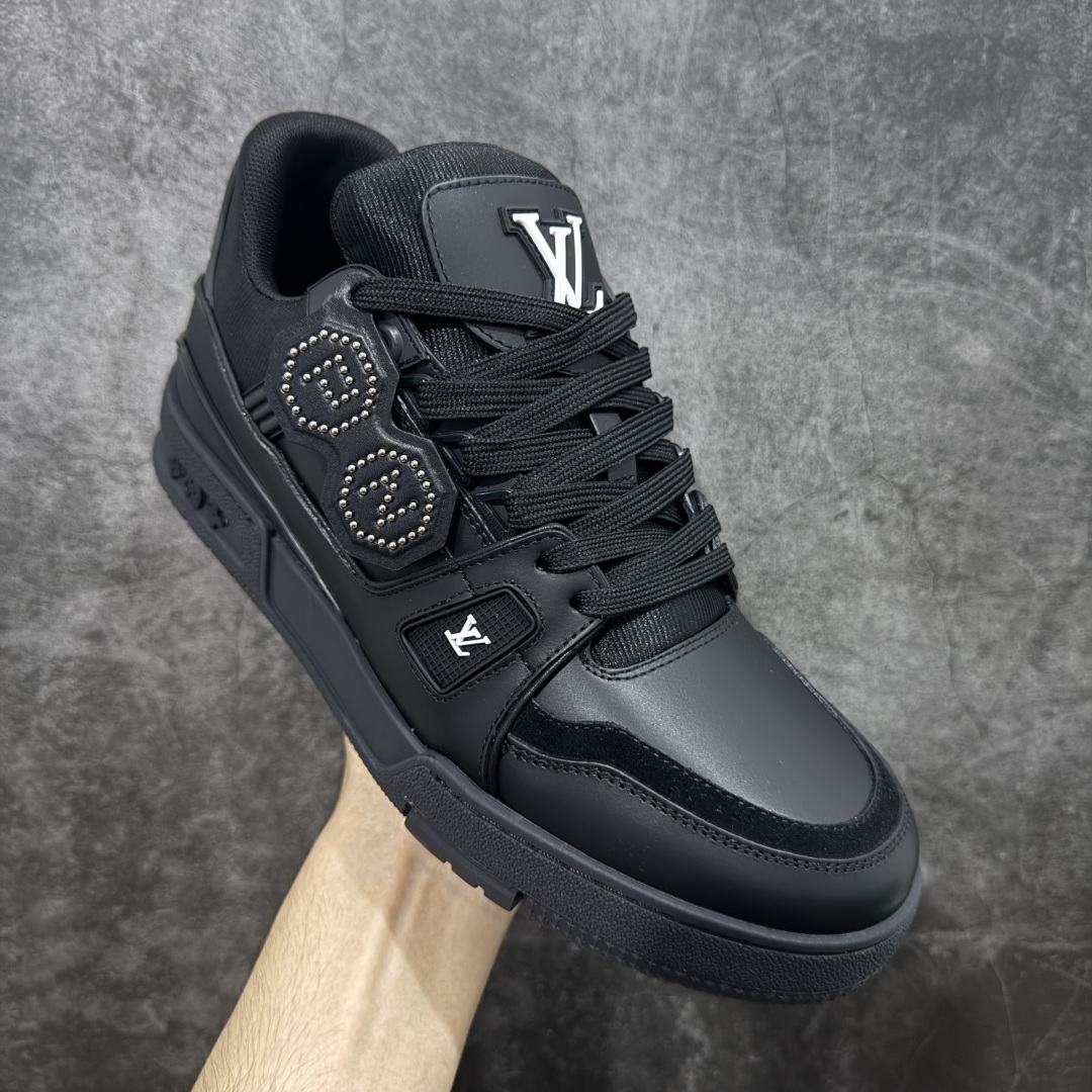 图片[3]-【HS纯原礼盒版福利】 LV Trainer系列高奢运动鞋 Nigo联名黑色 新款芯片顶级 潮人必备单品 同步ZP官网空胶工艺 鞋舌、挂饰均镶嵌NFC芯片感应装置 正确胶片断点式设计 中底正确还原原版油印字母比例 1：1原楦格板、楦头、刀磨全新升级！ 独家订制顶级压纹麂皮 原版开模TPU大底 质感原版一致 垫脚聚米微料加透气英伦网布 披靡市场任何版本！细节完美呈现！ 代购指定版本 全新升级最新双盒包装 扫码秒进官网！ 全套包装配件同比原版 尺码： 35-46-选品中心