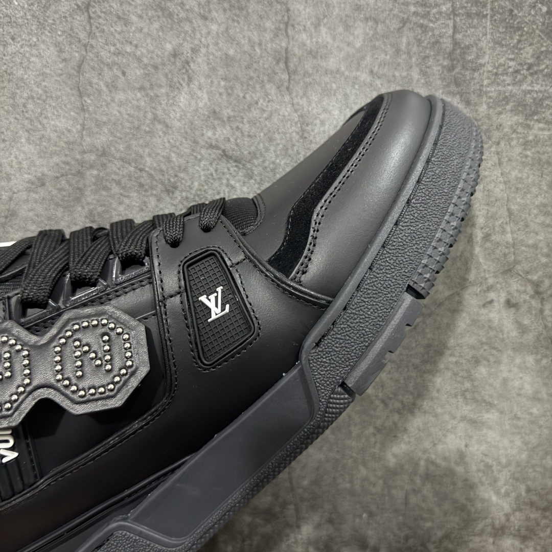 图片[6]-【HS纯原礼盒版福利】 LV Trainer系列高奢运动鞋 Nigo联名黑色 新款芯片顶级 潮人必备单品 同步ZP官网空胶工艺 鞋舌、挂饰均镶嵌NFC芯片感应装置 正确胶片断点式设计 中底正确还原原版油印字母比例 1：1原楦格板、楦头、刀磨全新升级！ 独家订制顶级压纹麂皮 原版开模TPU大底 质感原版一致 垫脚聚米微料加透气英伦网布 披靡市场任何版本！细节完美呈现！ 代购指定版本 全新升级最新双盒包装 扫码秒进官网！ 全套包装配件同比原版 尺码： 35-46-选品中心