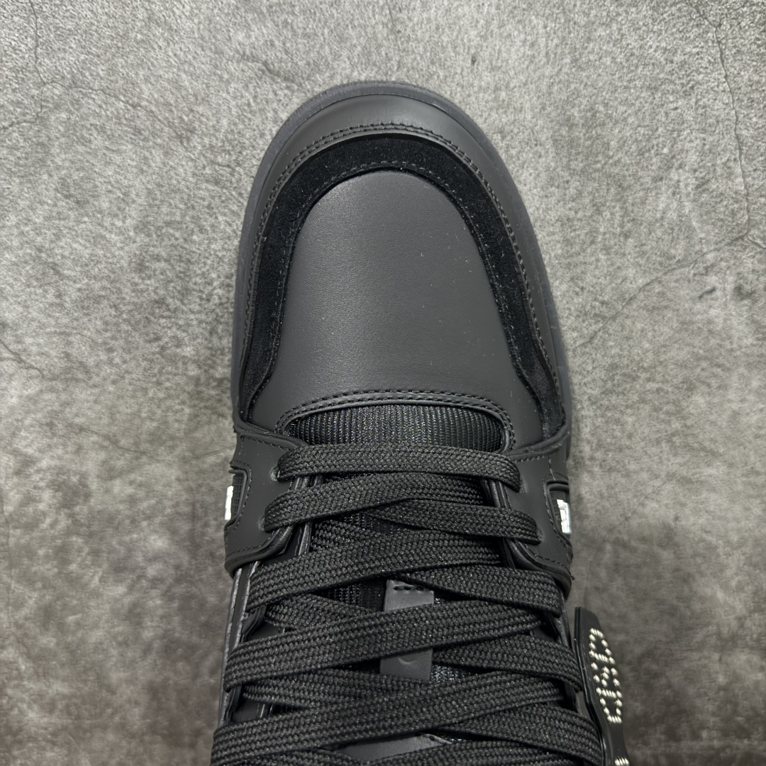 图片[5]-【HS纯原礼盒版福利】 LV Trainer系列高奢运动鞋 Nigo联名黑色 新款芯片顶级 潮人必备单品 同步ZP官网空胶工艺 鞋舌、挂饰均镶嵌NFC芯片感应装置 正确胶片断点式设计 中底正确还原原版油印字母比例 1：1原楦格板、楦头、刀磨全新升级！ 独家订制顶级压纹麂皮 原版开模TPU大底 质感原版一致 垫脚聚米微料加透气英伦网布 披靡市场任何版本！细节完美呈现！ 代购指定版本 全新升级最新双盒包装 扫码秒进官网！ 全套包装配件同比原版 尺码： 35-46-选品中心