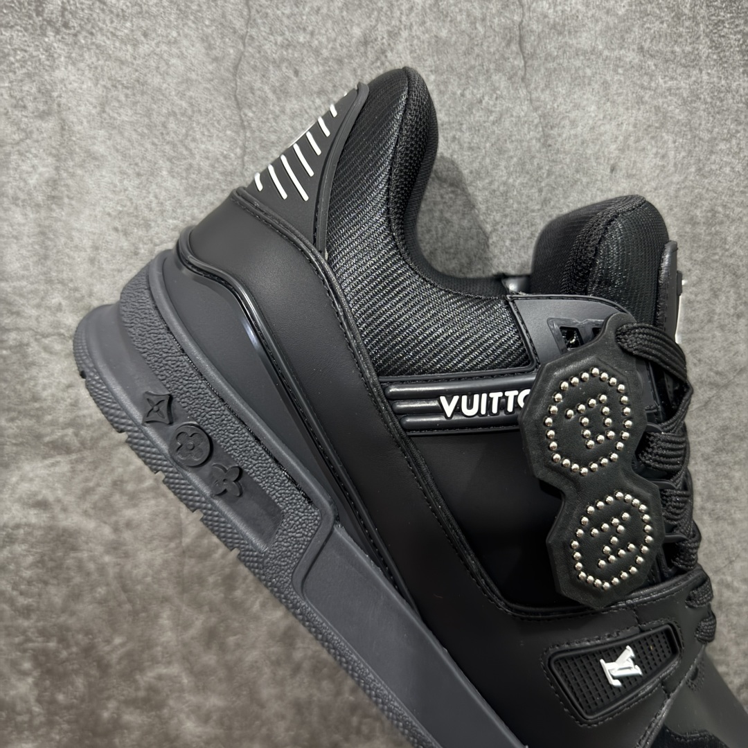 图片[7]-【HS纯原礼盒版福利】 LV Trainer系列高奢运动鞋 Nigo联名黑色 新款芯片顶级 潮人必备单品 同步ZP官网空胶工艺 鞋舌、挂饰均镶嵌NFC芯片感应装置 正确胶片断点式设计 中底正确还原原版油印字母比例 1：1原楦格板、楦头、刀磨全新升级！ 独家订制顶级压纹麂皮 原版开模TPU大底 质感原版一致 垫脚聚米微料加透气英伦网布 披靡市场任何版本！细节完美呈现！ 代购指定版本 全新升级最新双盒包装 扫码秒进官网！ 全套包装配件同比原版 尺码： 35-46-选品中心