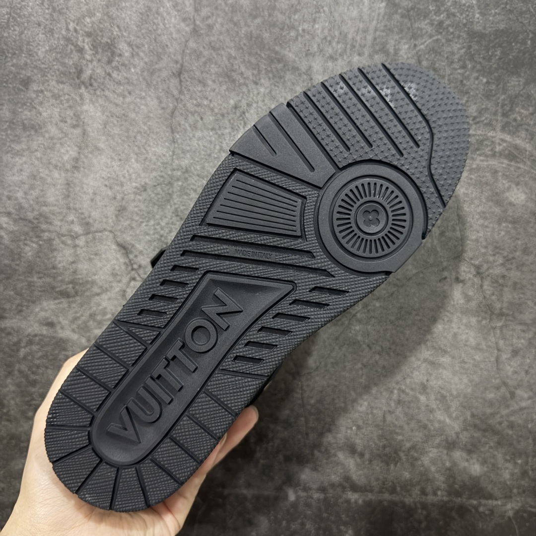 图片[9]-【HS纯原礼盒版福利】 LV Trainer系列高奢运动鞋 Nigo联名黑色 新款芯片顶级 潮人必备单品 同步ZP官网空胶工艺 鞋舌、挂饰均镶嵌NFC芯片感应装置 正确胶片断点式设计 中底正确还原原版油印字母比例 1：1原楦格板、楦头、刀磨全新升级！ 独家订制顶级压纹麂皮 原版开模TPU大底 质感原版一致 垫脚聚米微料加透气英伦网布 披靡市场任何版本！细节完美呈现！ 代购指定版本 全新升级最新双盒包装 扫码秒进官网！ 全套包装配件同比原版 尺码： 35-46-选品中心