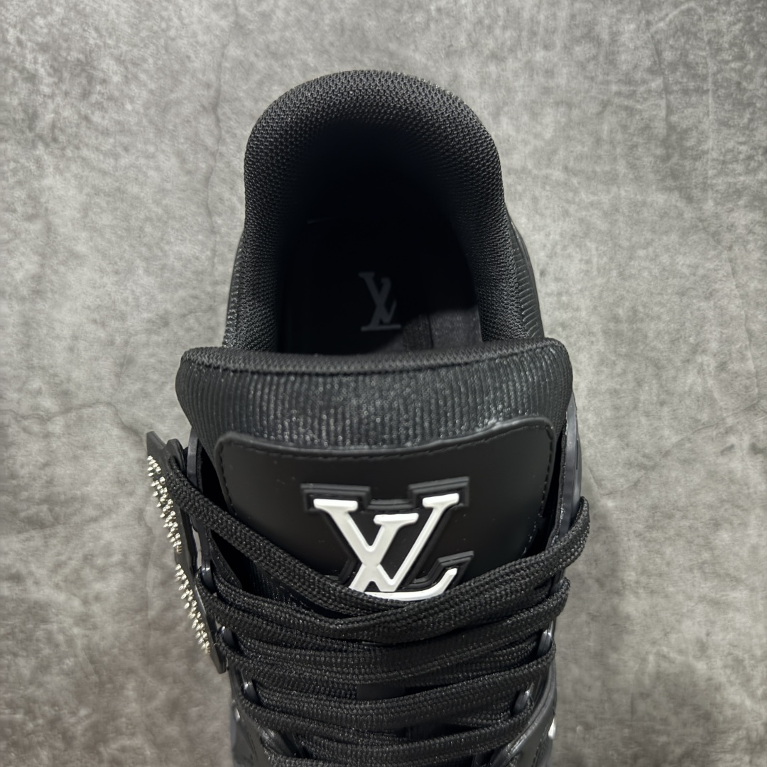 图片[8]-【HS纯原礼盒版福利】 LV Trainer系列高奢运动鞋 Nigo联名黑色 新款芯片顶级 潮人必备单品 同步ZP官网空胶工艺 鞋舌、挂饰均镶嵌NFC芯片感应装置 正确胶片断点式设计 中底正确还原原版油印字母比例 1：1原楦格板、楦头、刀磨全新升级！ 独家订制顶级压纹麂皮 原版开模TPU大底 质感原版一致 垫脚聚米微料加透气英伦网布 披靡市场任何版本！细节完美呈现！ 代购指定版本 全新升级最新双盒包装 扫码秒进官网！ 全套包装配件同比原版 尺码： 35-46-选品中心